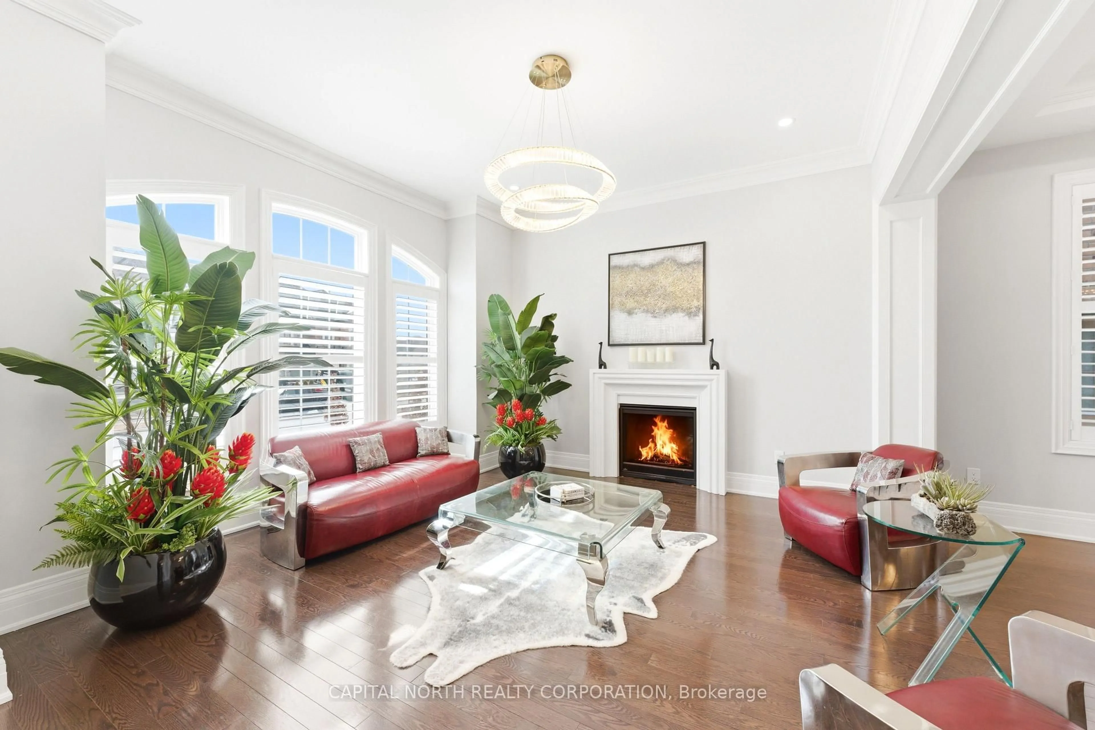 Living room with furniture, unknown for 28 James Stokes Crt, King Ontario L7B 0M7