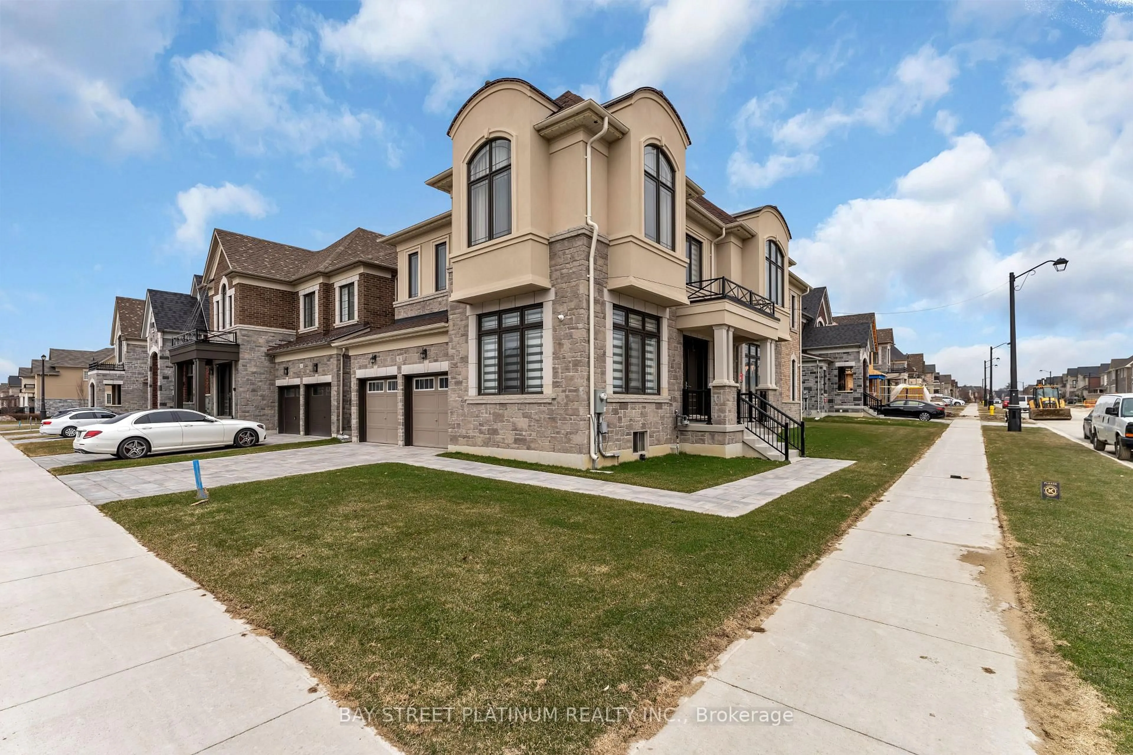 A pic from outside/outdoor area/front of a property/back of a property/a pic from drone, street for 18 Woodgate Pines Dr, Vaughan Ontario L4H 4A8