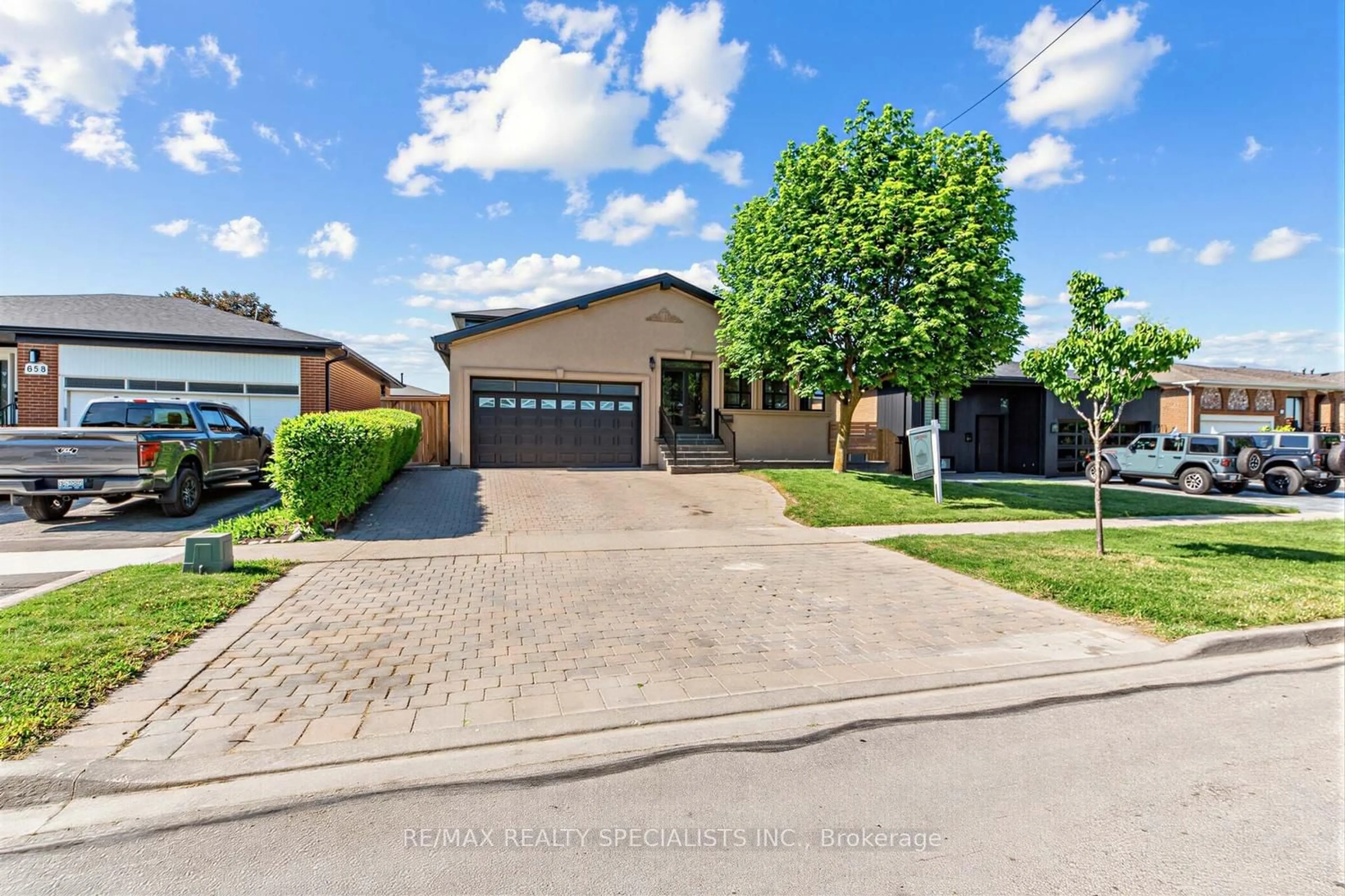 A pic from outside/outdoor area/front of a property/back of a property/a pic from drone, street for 654 Woodbridge Ave, Vaughan Ontario L4L 2T8