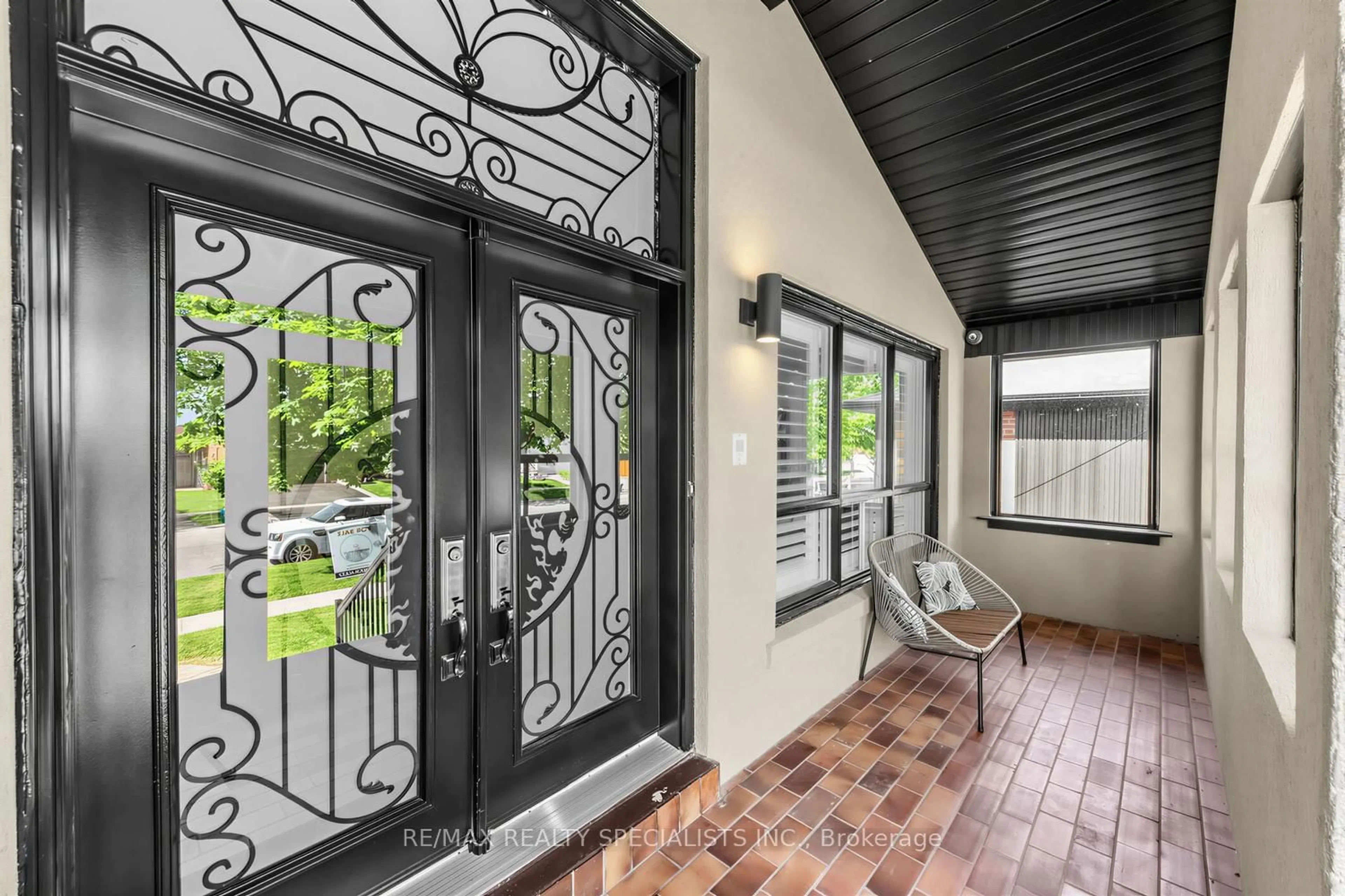 Indoor entryway for 654 Woodbridge Ave, Vaughan Ontario L4L 2T8