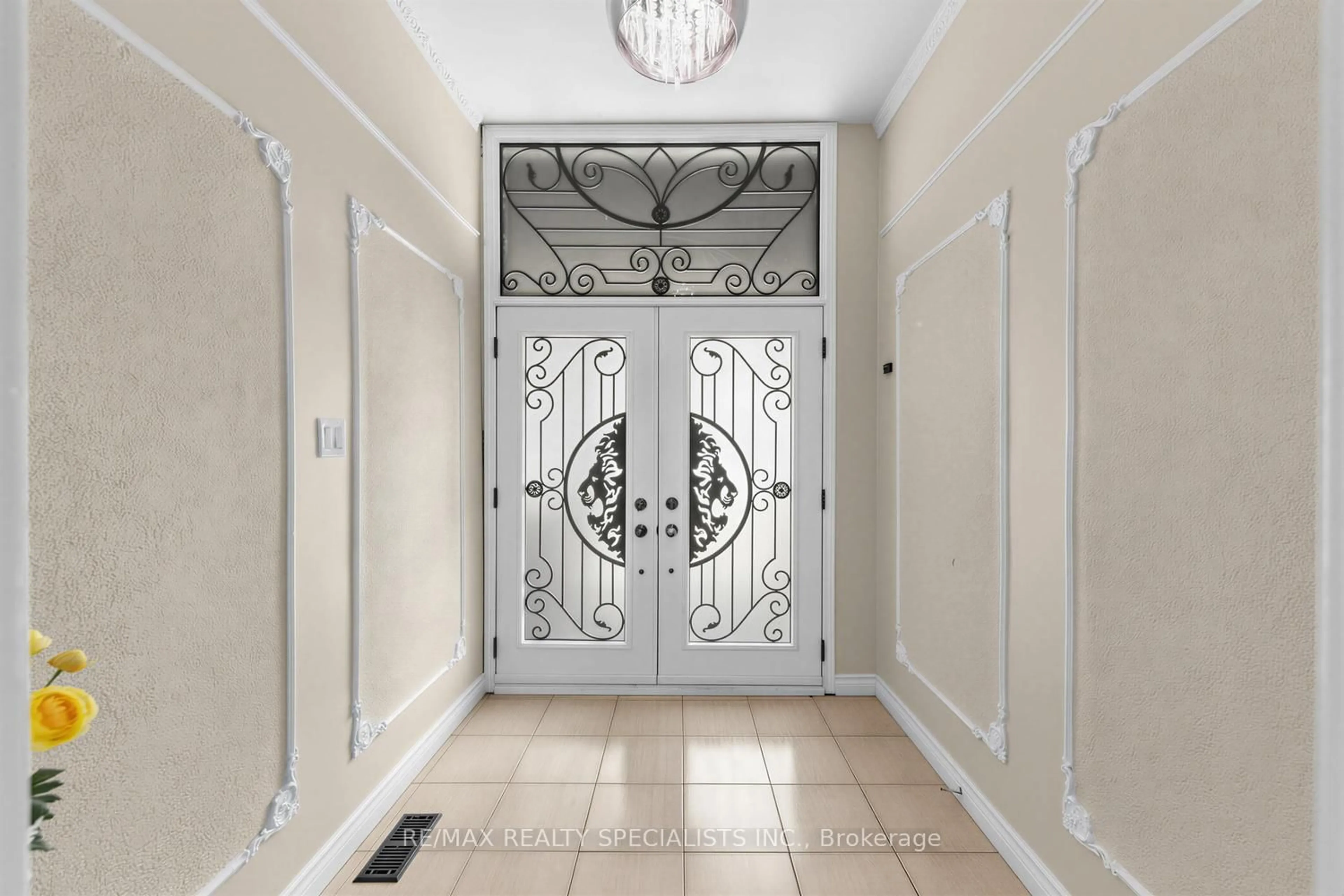 Indoor foyer for 654 Woodbridge Ave, Vaughan Ontario L4L 2T8