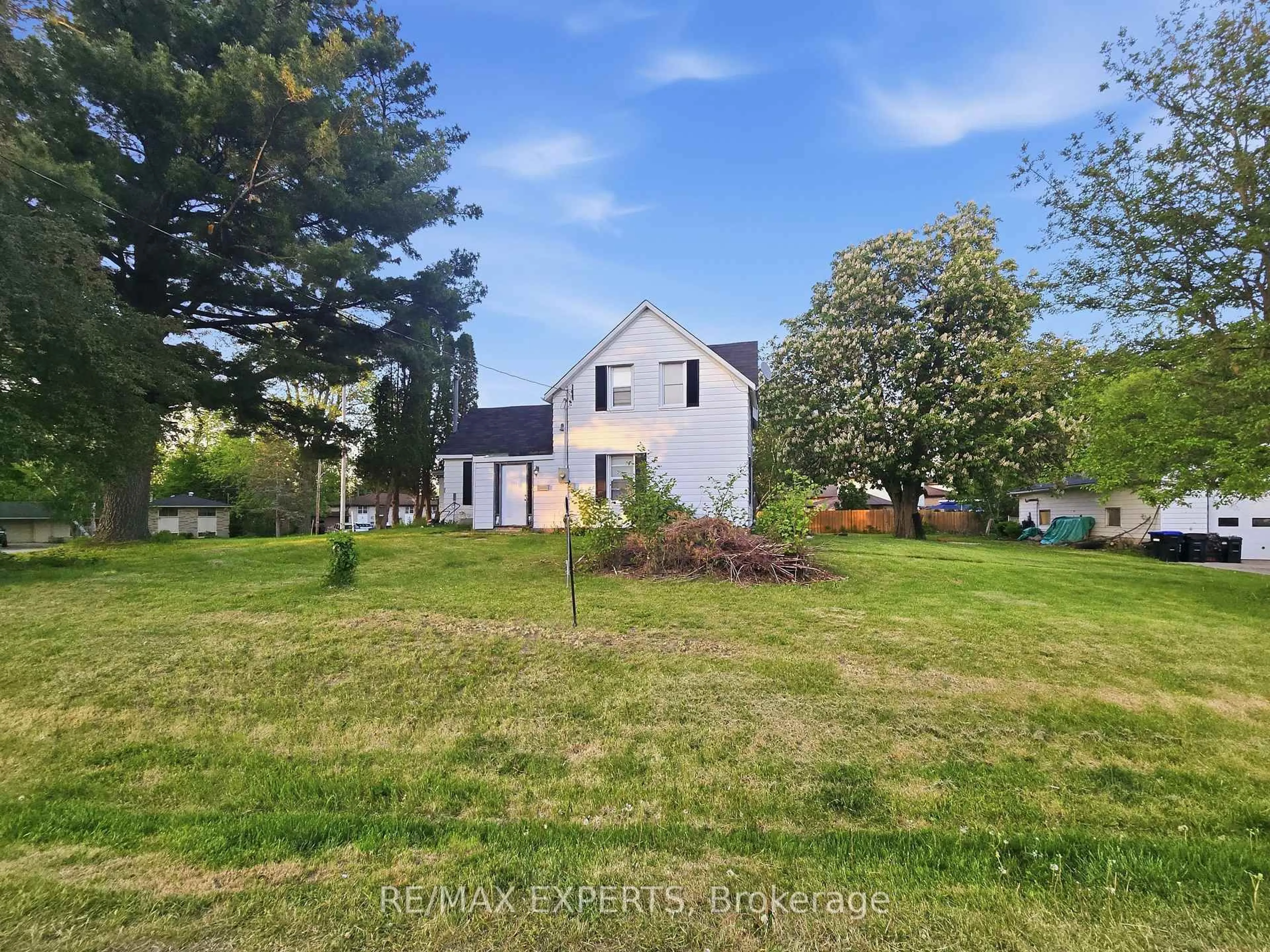 A pic from outside/outdoor area/front of a property/back of a property/a pic from drone, unknown for 47 Walnut St, New Tecumseth Ontario L9R 1K2