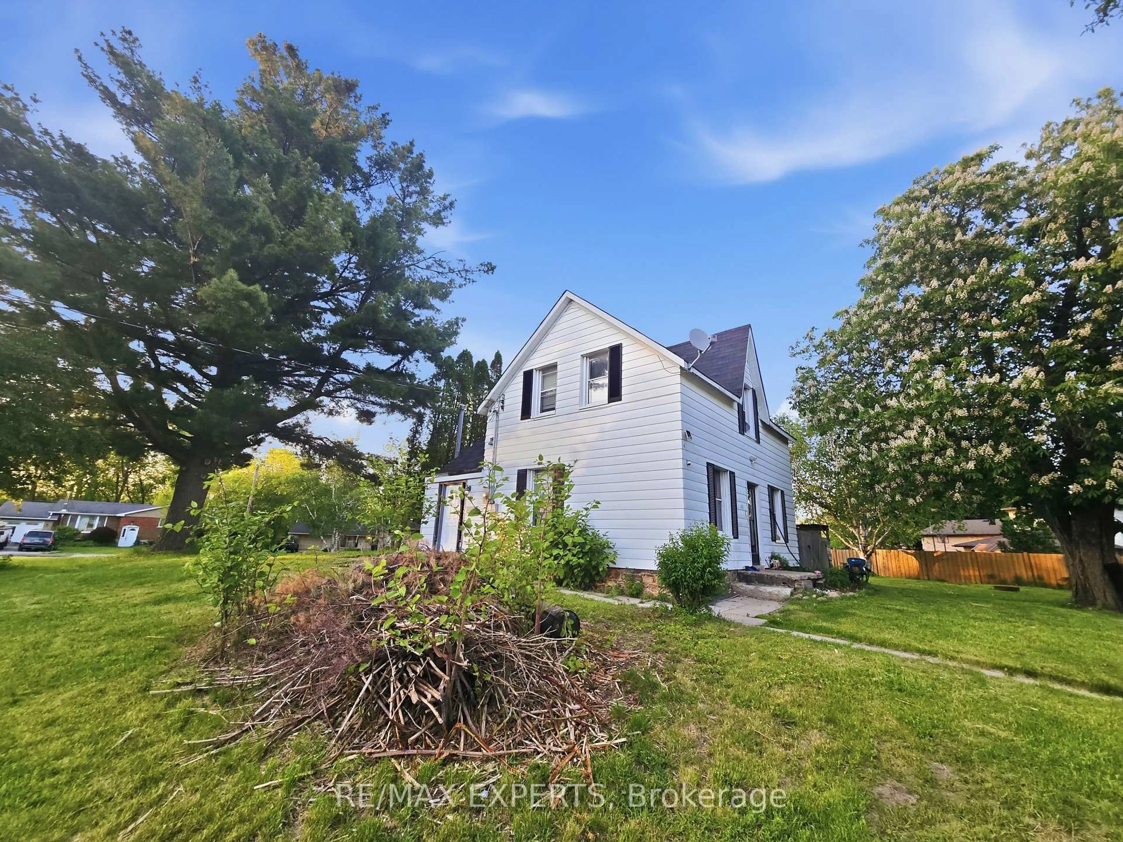 A pic from outside/outdoor area/front of a property/back of a property/a pic from drone, unknown for 47 Walnut St, New Tecumseth Ontario L9R 1K2