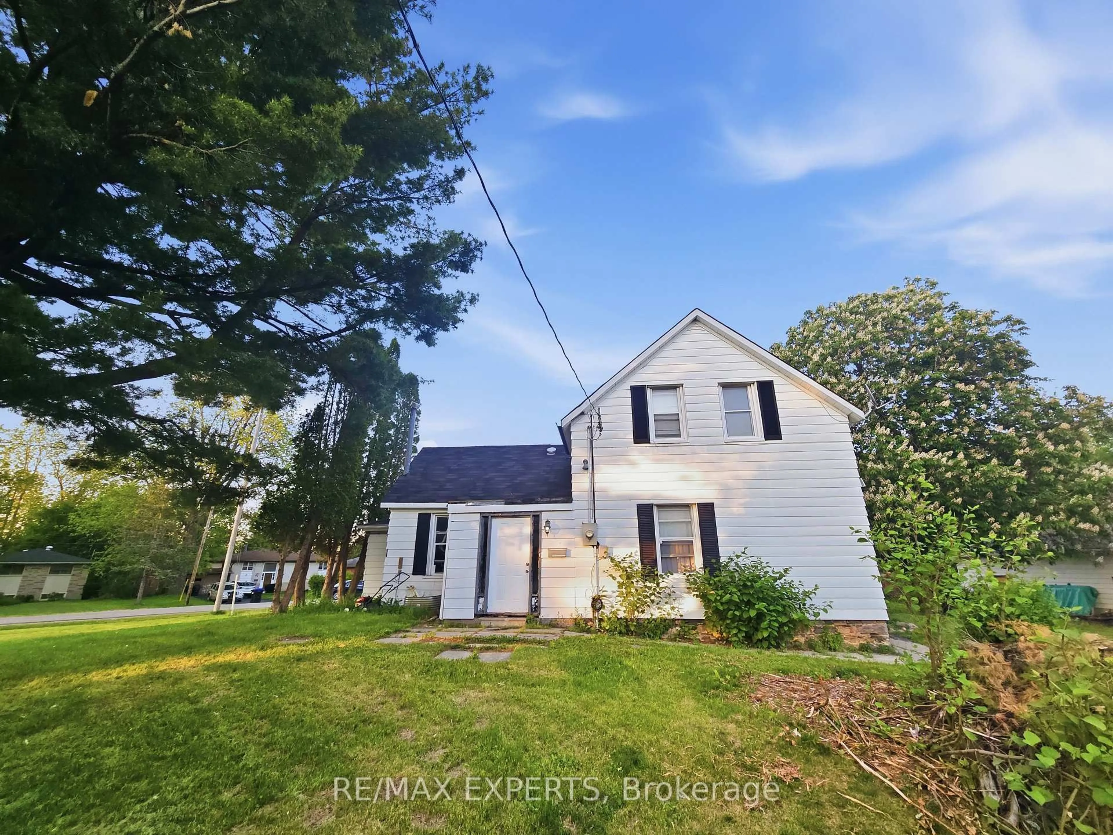 A pic from outside/outdoor area/front of a property/back of a property/a pic from drone, unknown for 47 Walnut St, New Tecumseth Ontario L9R 1K2