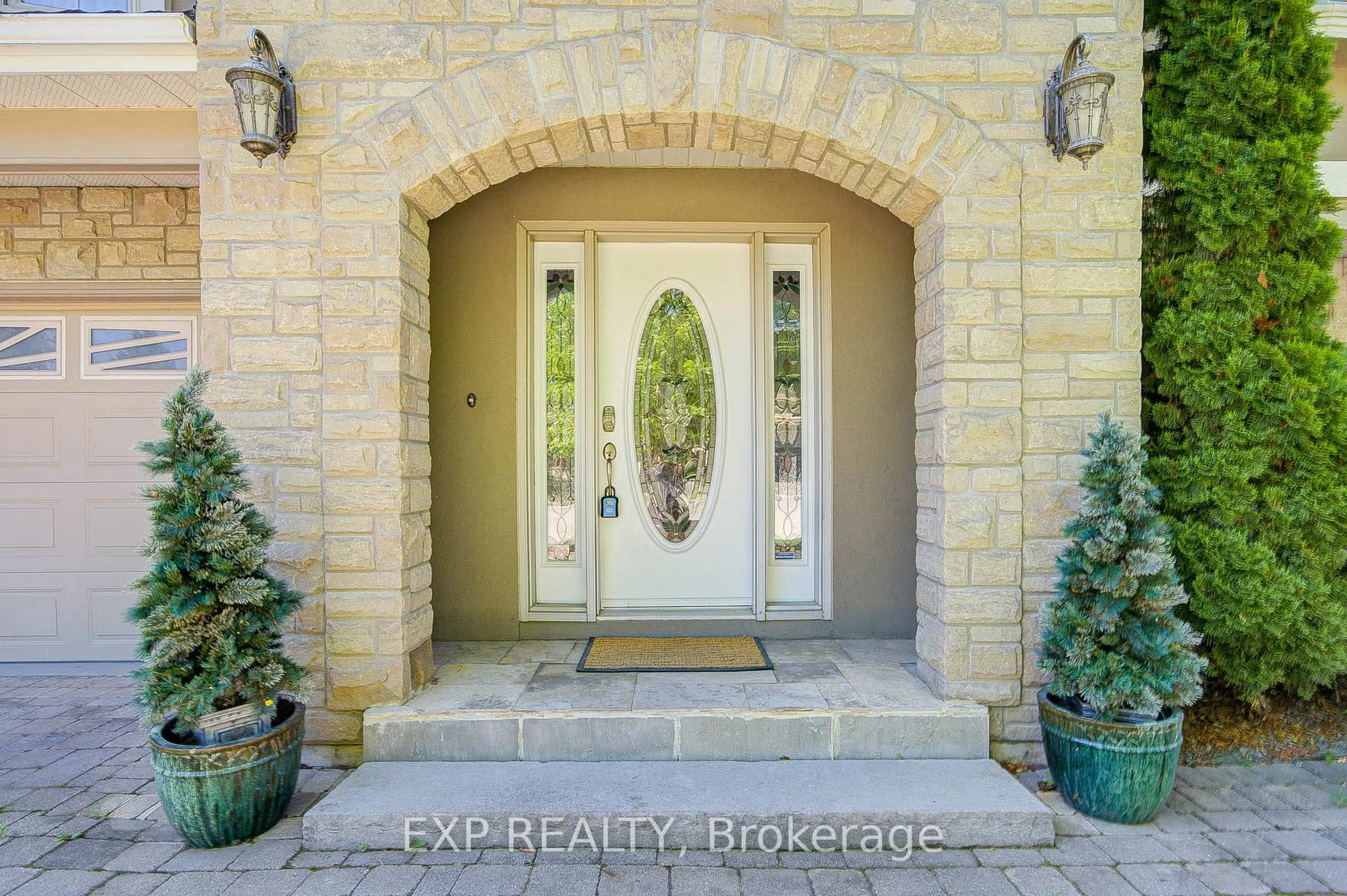 Indoor entryway for 82 Derby Crt, Newmarket Ontario L3Y 5Z9