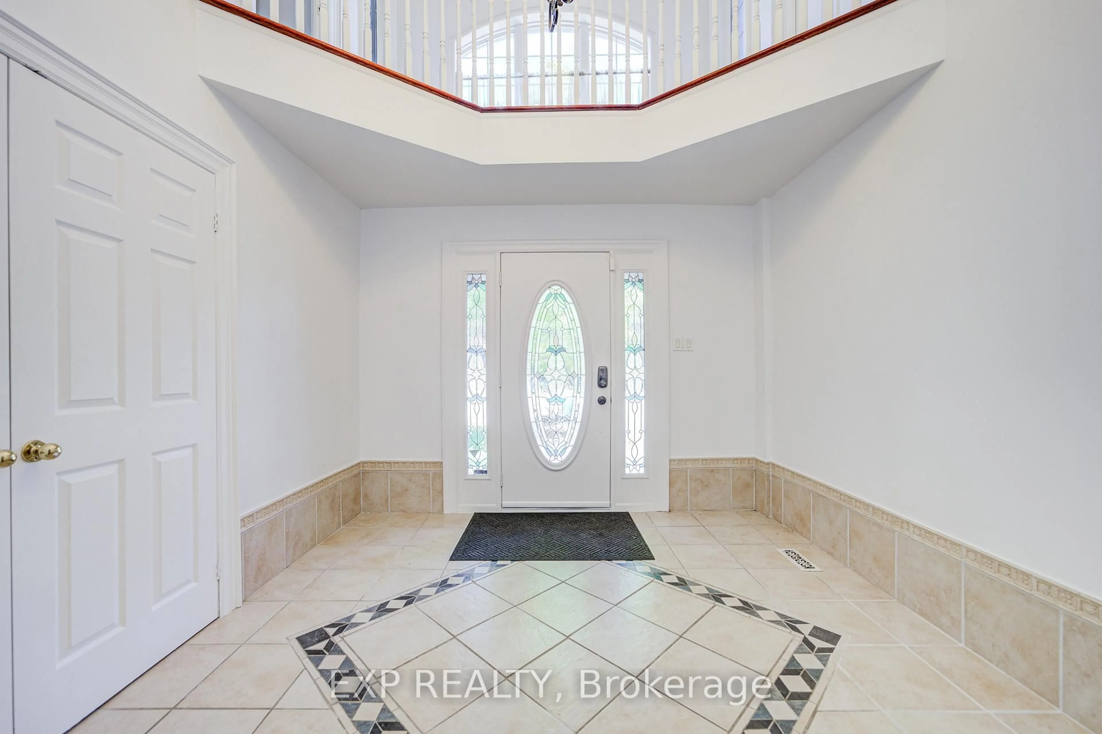 Indoor foyer for 82 Derby Crt, Newmarket Ontario L3Y 5Z9