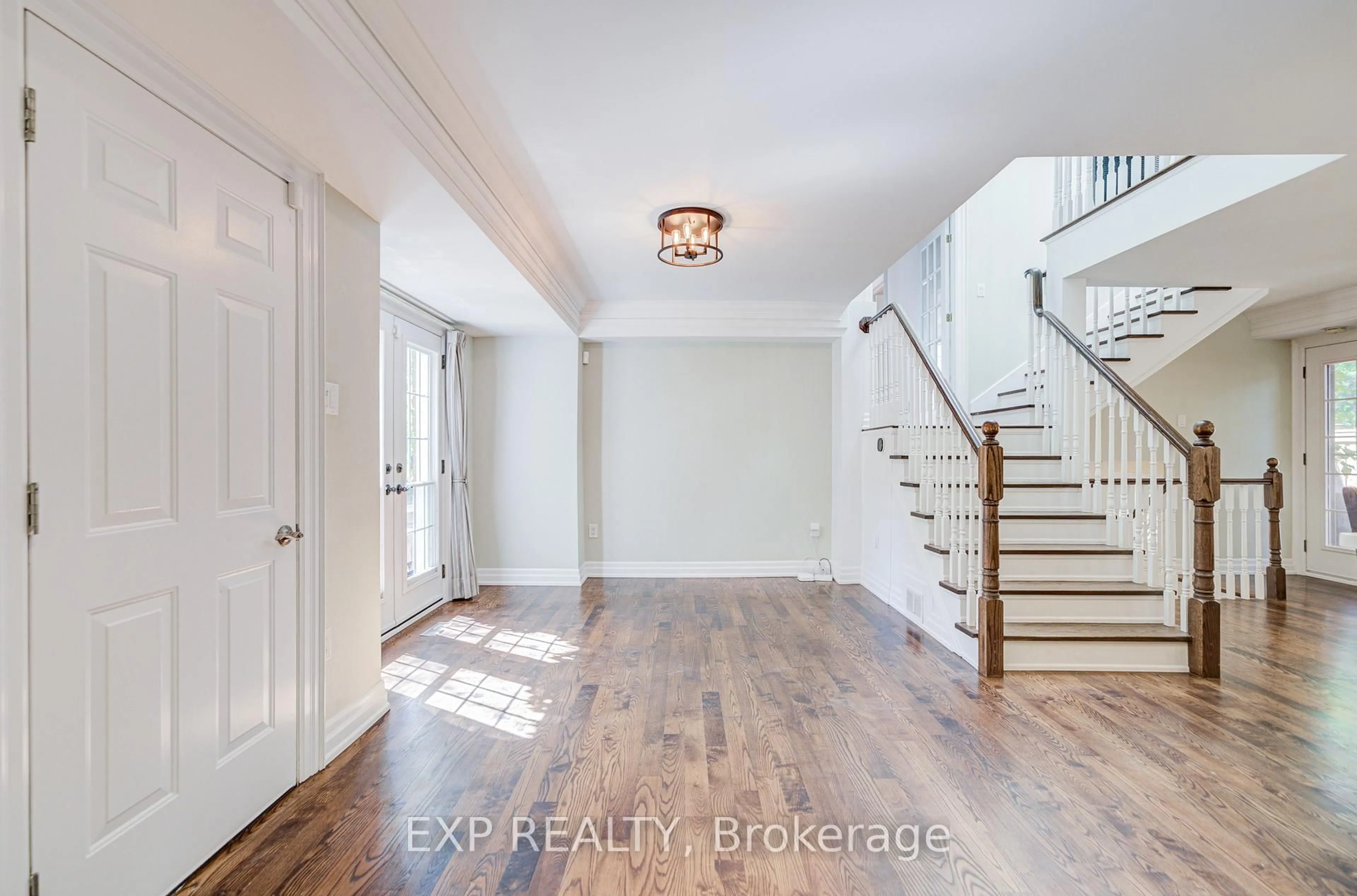 Indoor entryway for 82 Derby Crt, Newmarket Ontario L3Y 5Z9