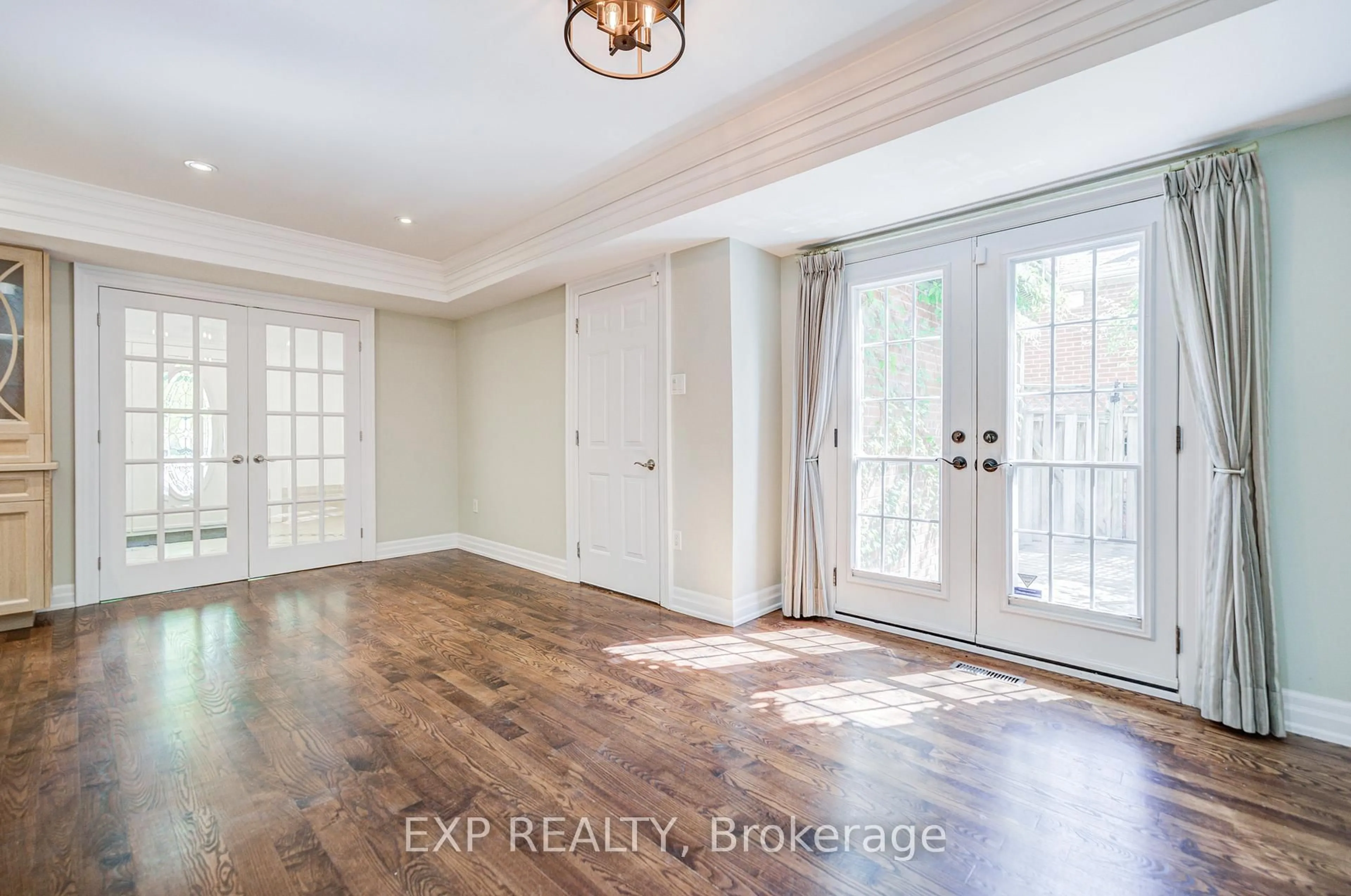 Indoor entryway for 82 Derby Crt, Newmarket Ontario L3Y 5Z9