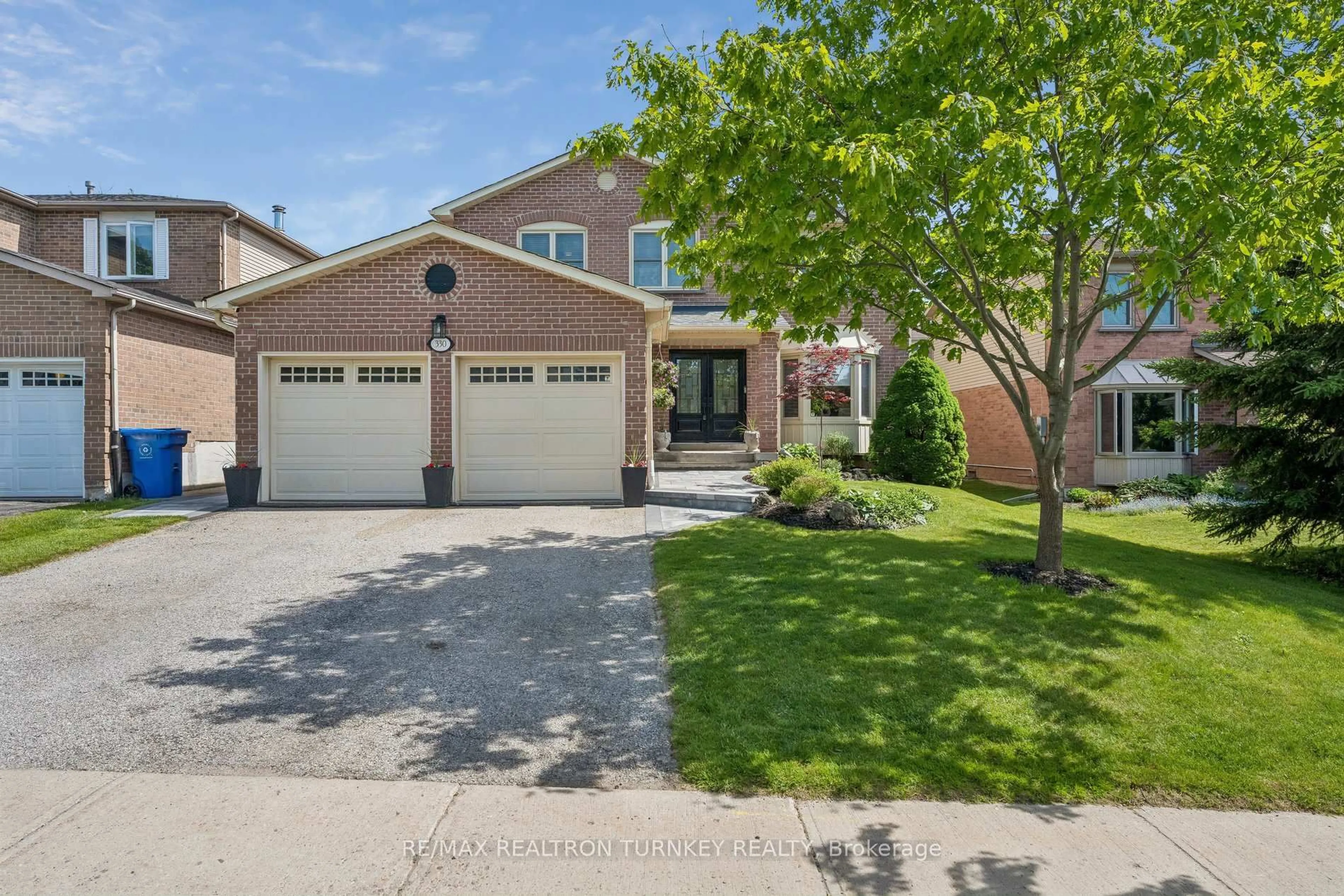 Home with brick exterior material, street for 330 Bristol Rd, Newmarket Ontario L3Y 7Z9