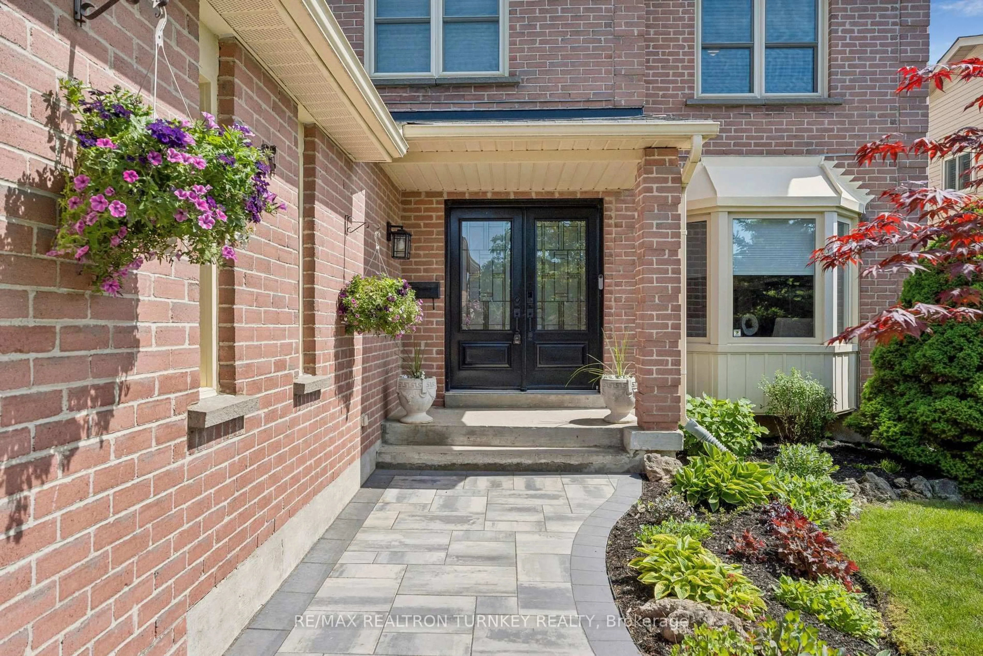 Home with brick exterior material, street for 330 Bristol Rd, Newmarket Ontario L3Y 7Z9
