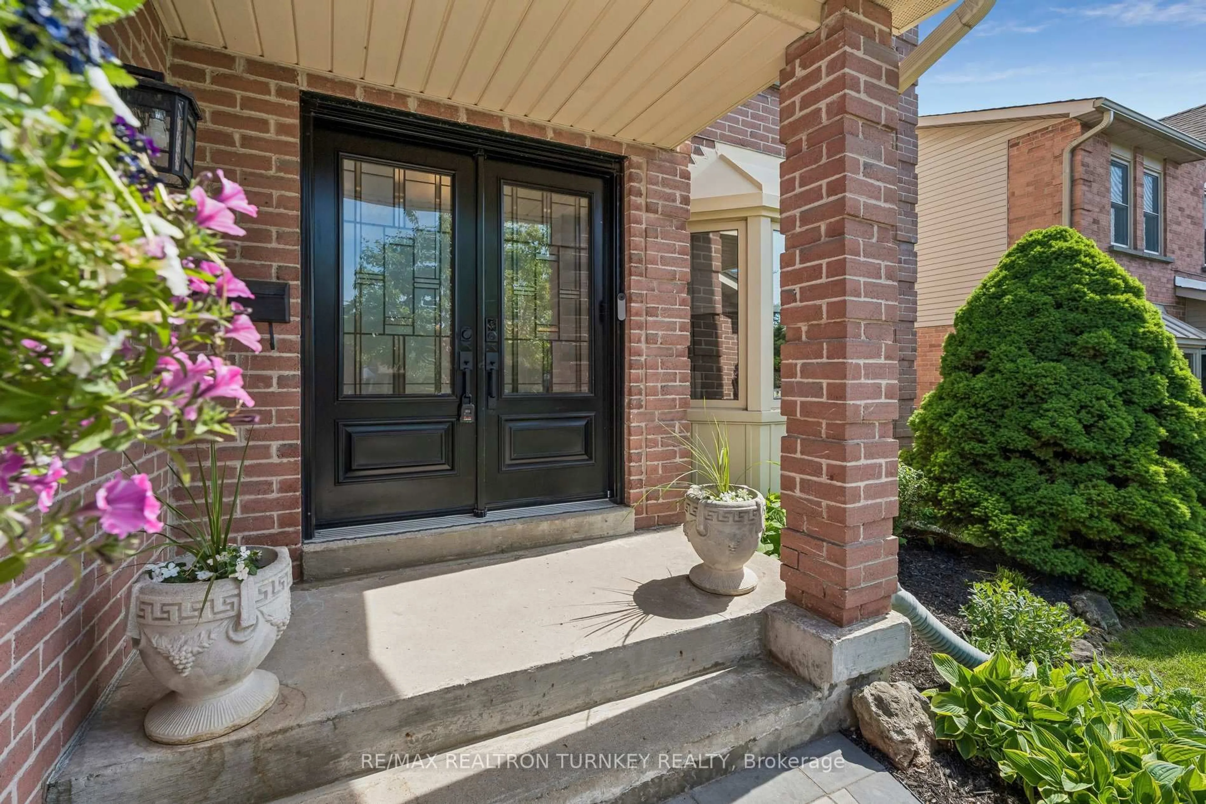 Indoor entryway for 330 Bristol Rd, Newmarket Ontario L3Y 7Z9
