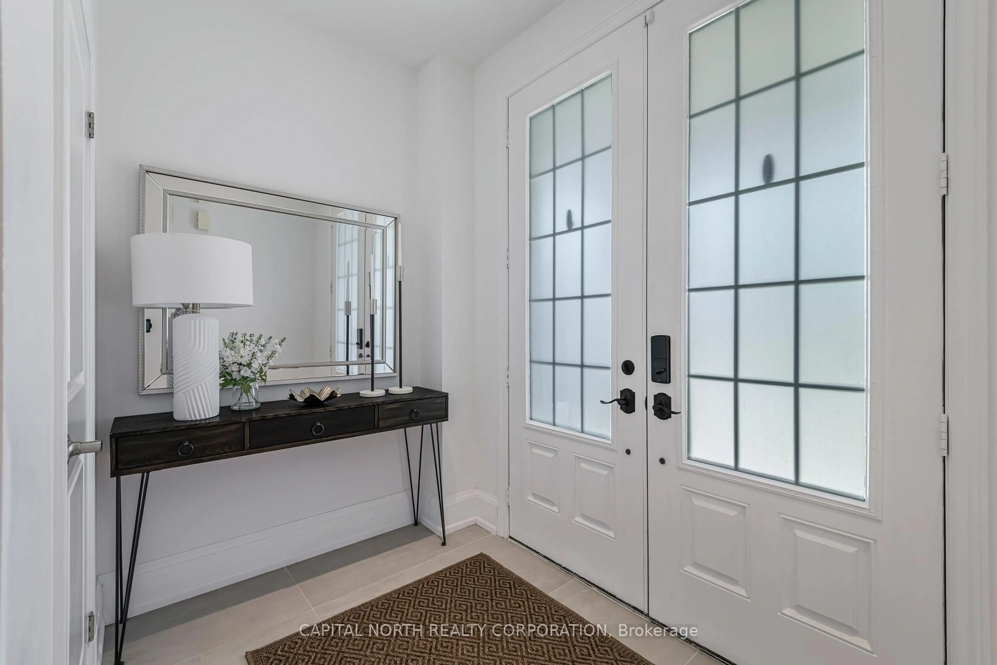 Indoor entryway for 680 McGregor Farm Tr, Newmarket Ontario L3X 0H3