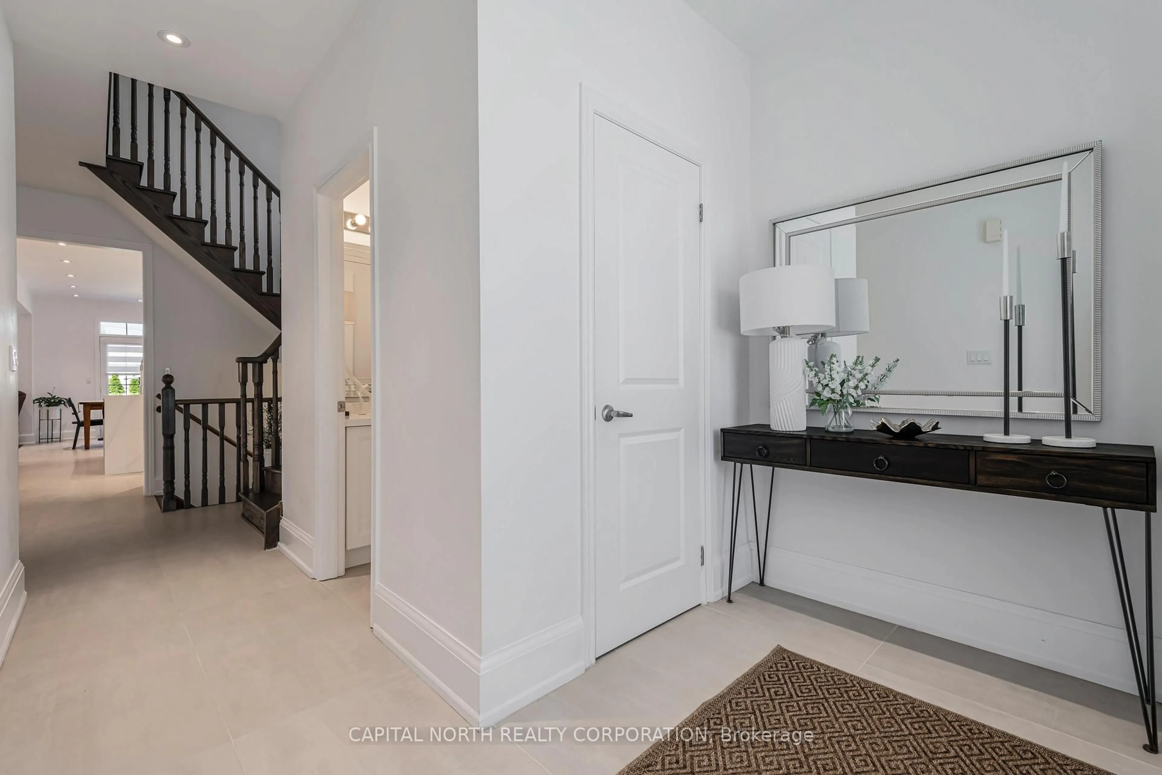 Indoor entryway for 680 McGregor Farm Tr, Newmarket Ontario L3X 0H3