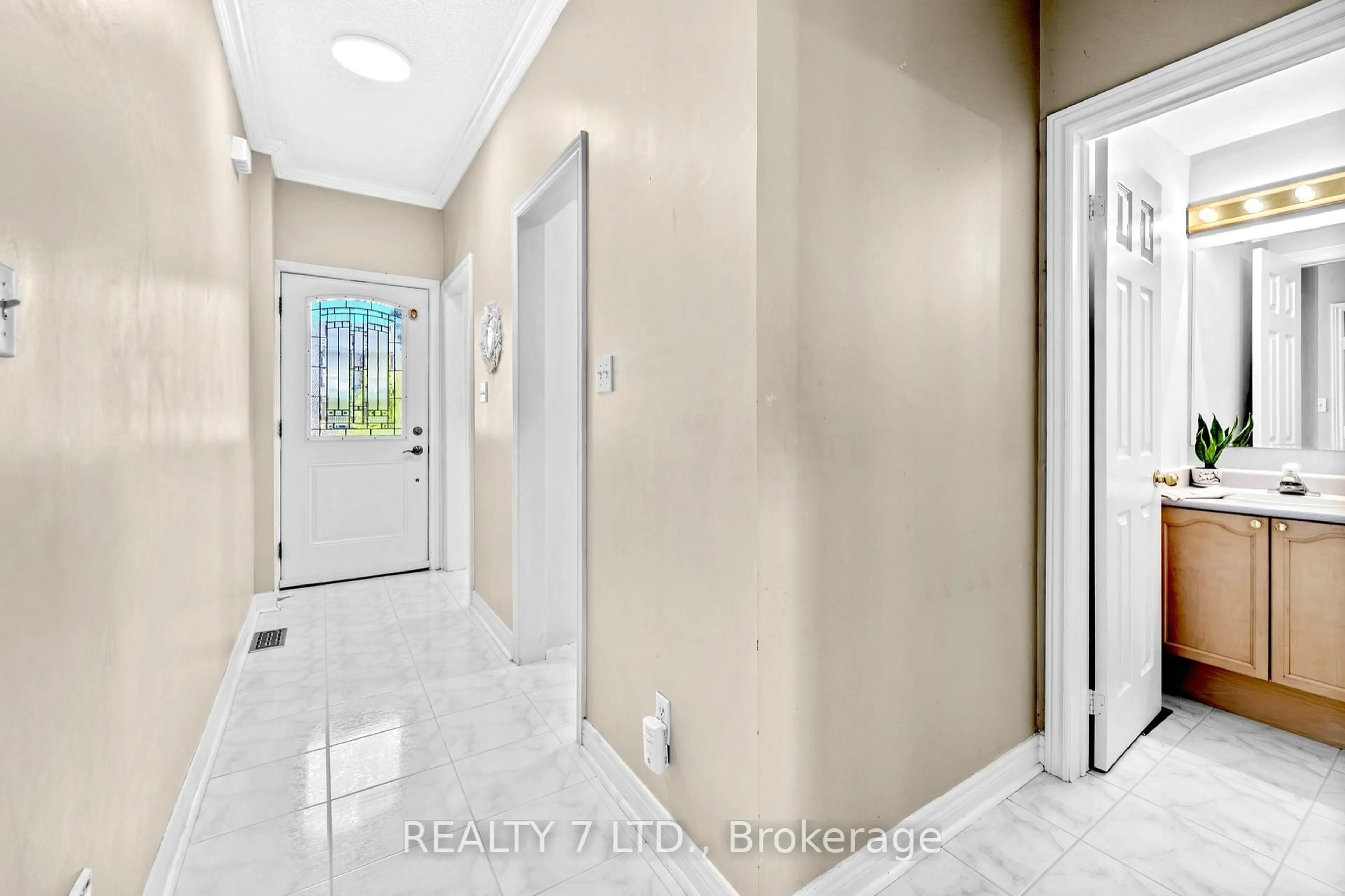 Indoor entryway for 211 Downey Circ, Aurora Ontario L4G 7E8