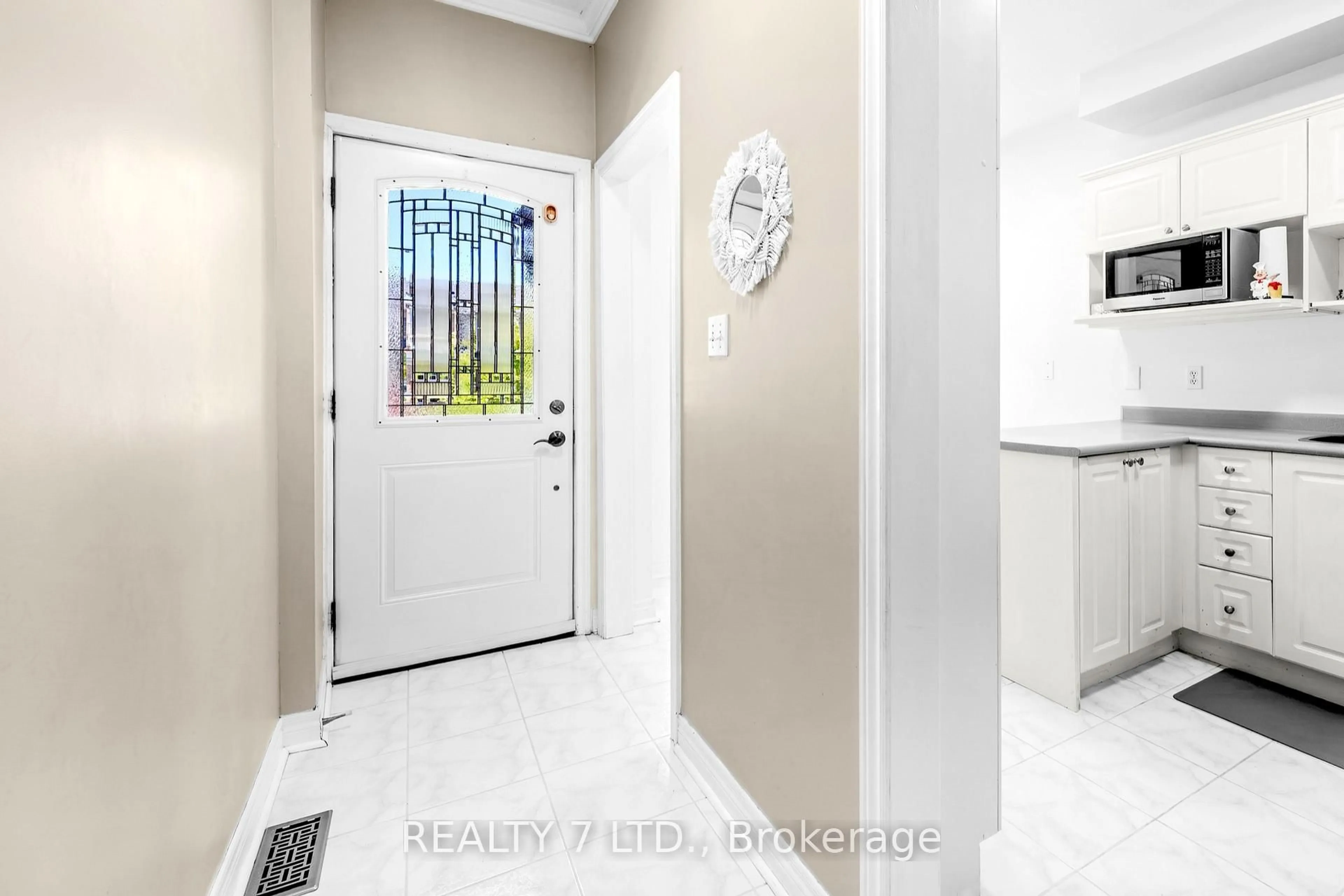 Unknown for 211 Downey Circ, Aurora Ontario L4G 7E8