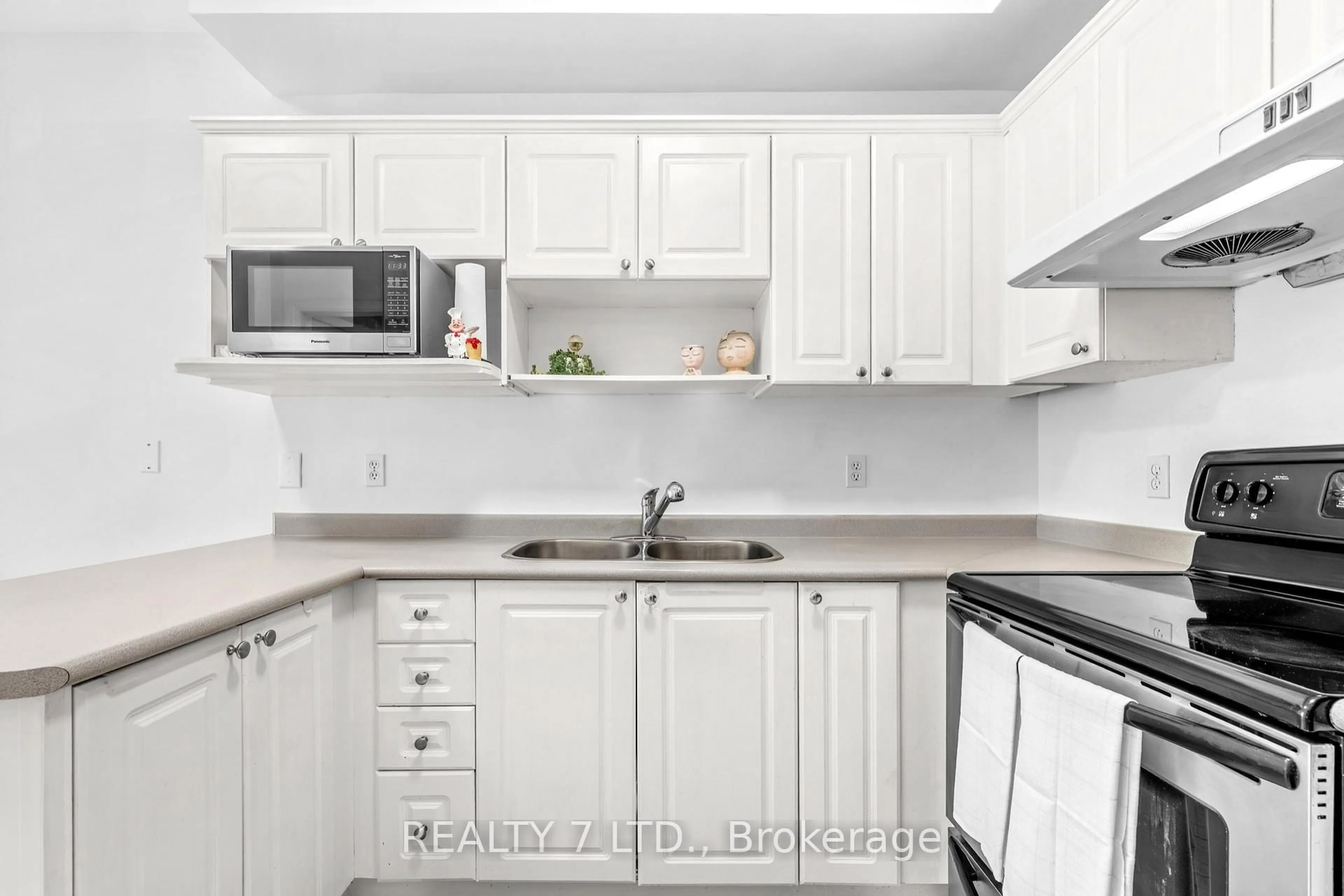 Unknown for 211 Downey Circ, Aurora Ontario L4G 7E8