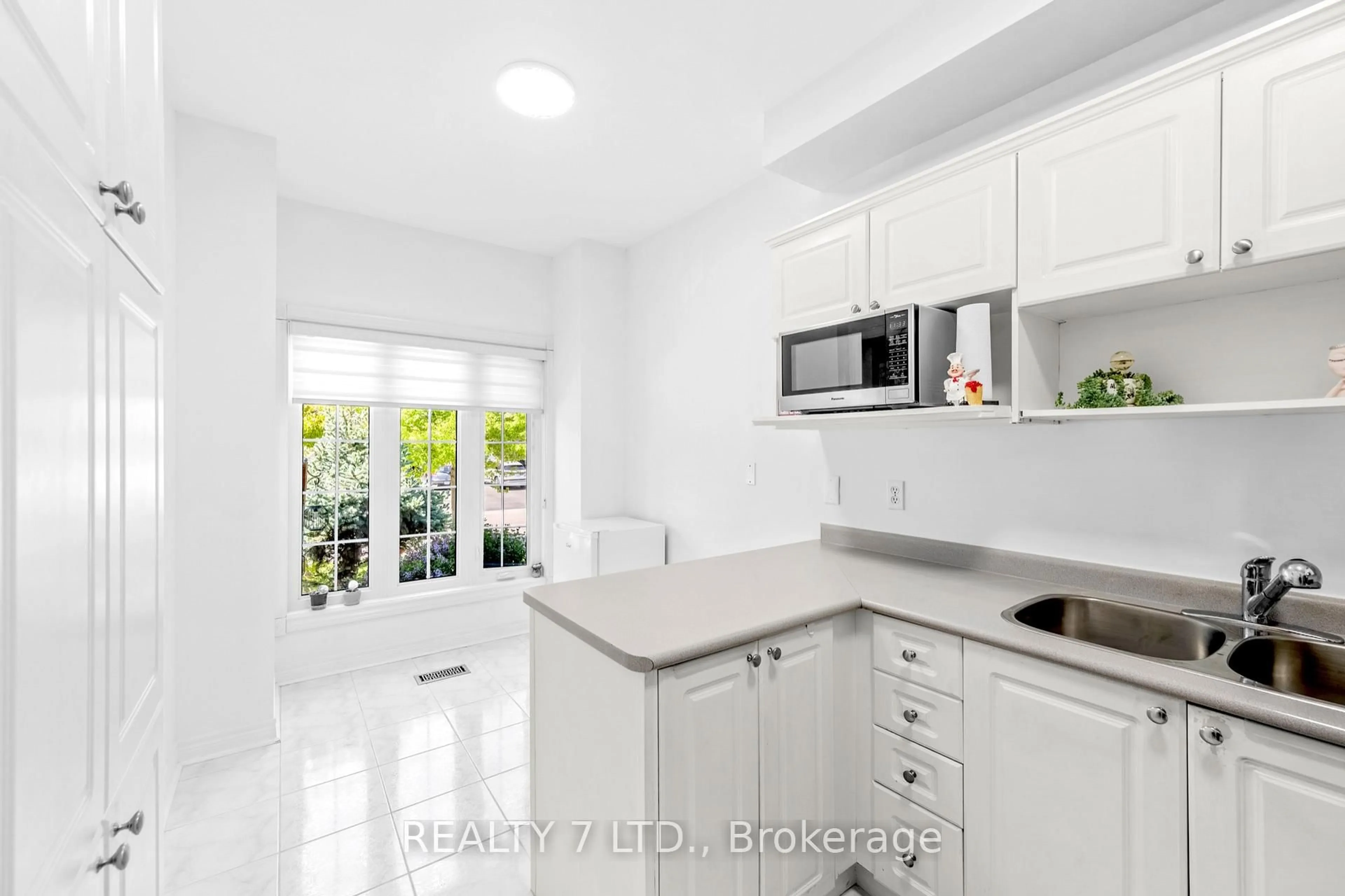 Standard kitchen, unknown for 211 Downey Circ, Aurora Ontario L4G 7E8
