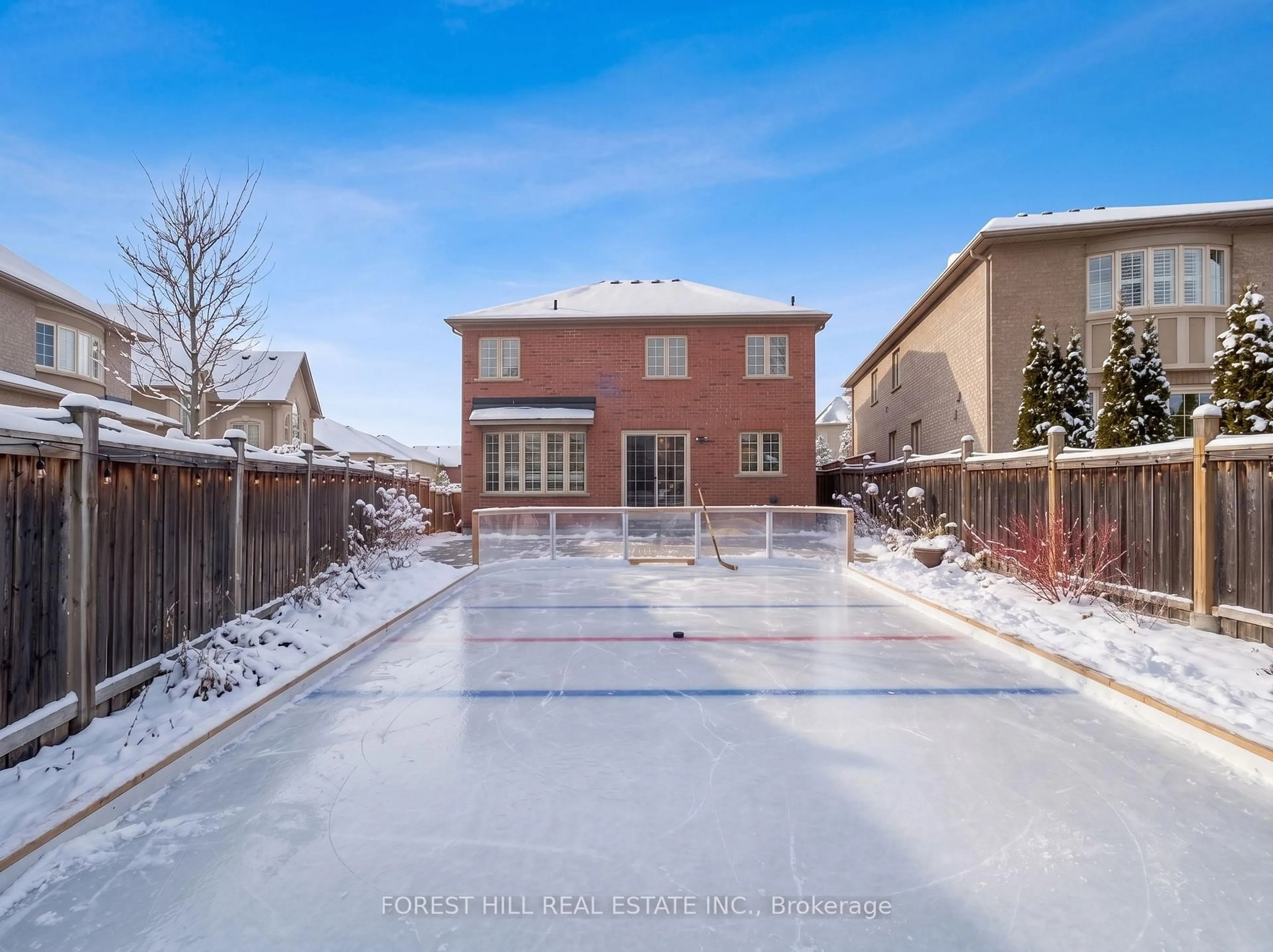 A pic from outside/outdoor area/front of a property/back of a property/a pic from drone, street for 22 Mccombe Lane, Vaughan Ontario L6A 4G2