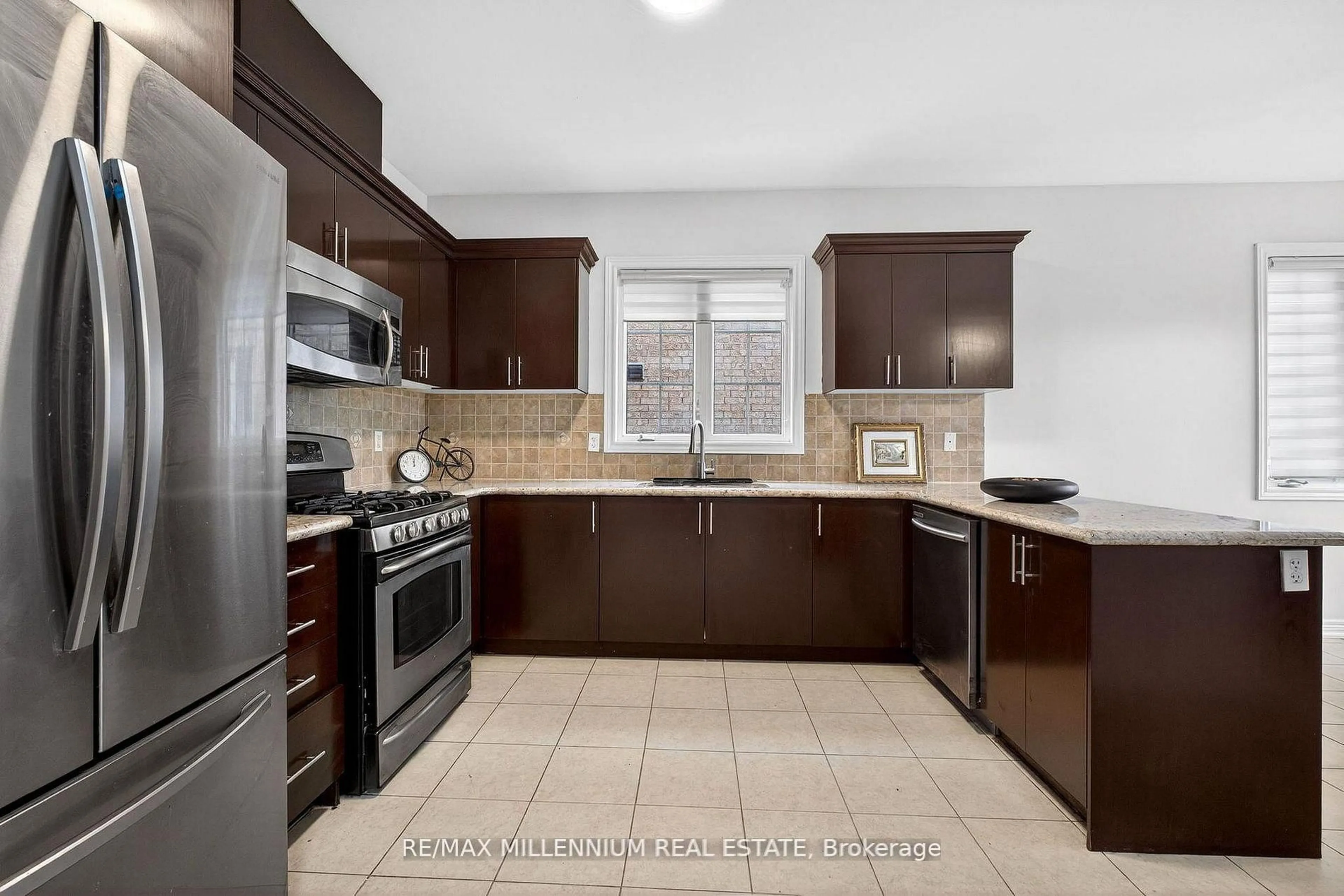 Standard kitchen, ceramic/tile floor for 75 Twin Hill Cres, Vaughan Ontario L4H 0G7