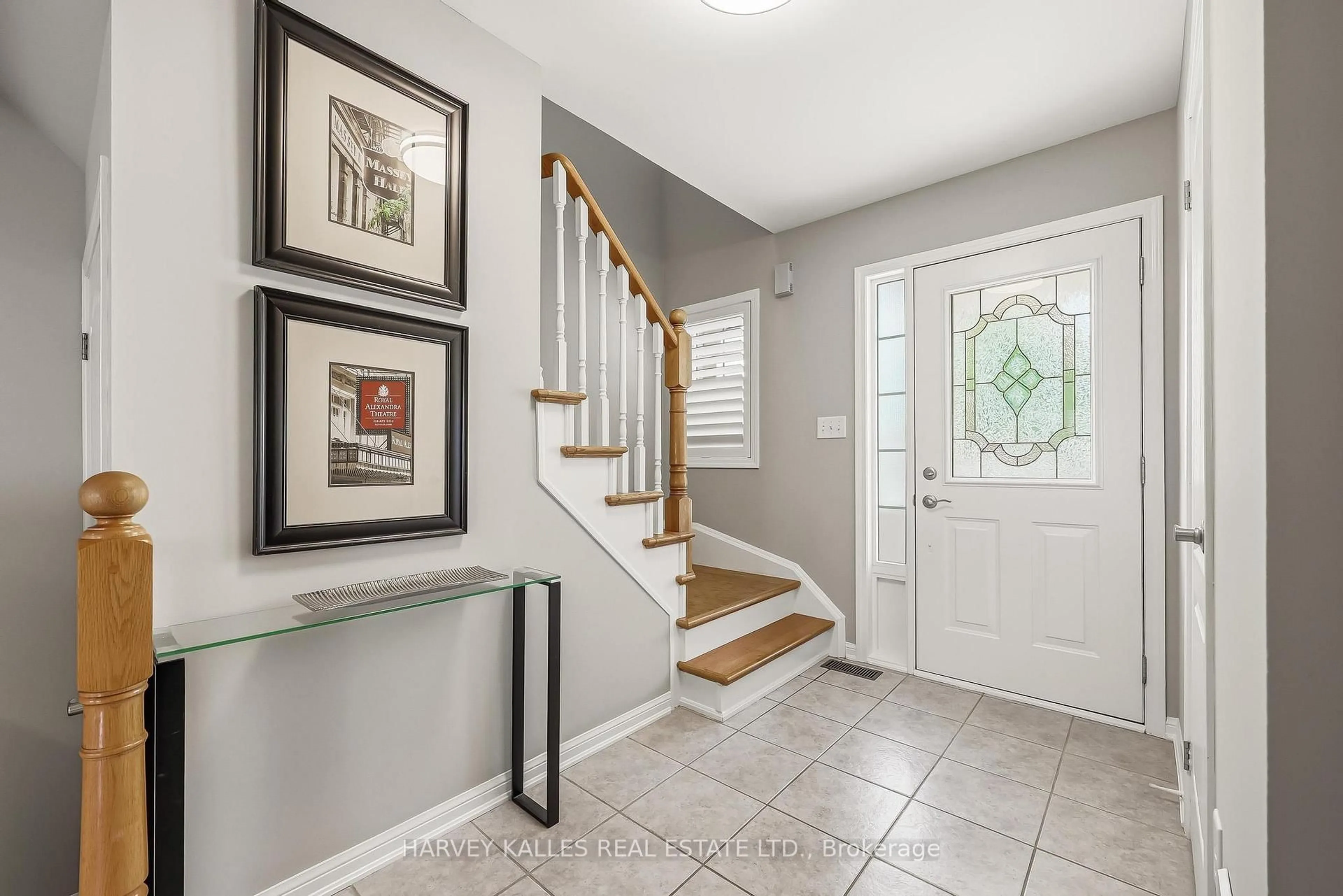 Indoor entryway for 10 Dougherty Cres, Whitchurch-Stouffville Ontario L4A 0A3