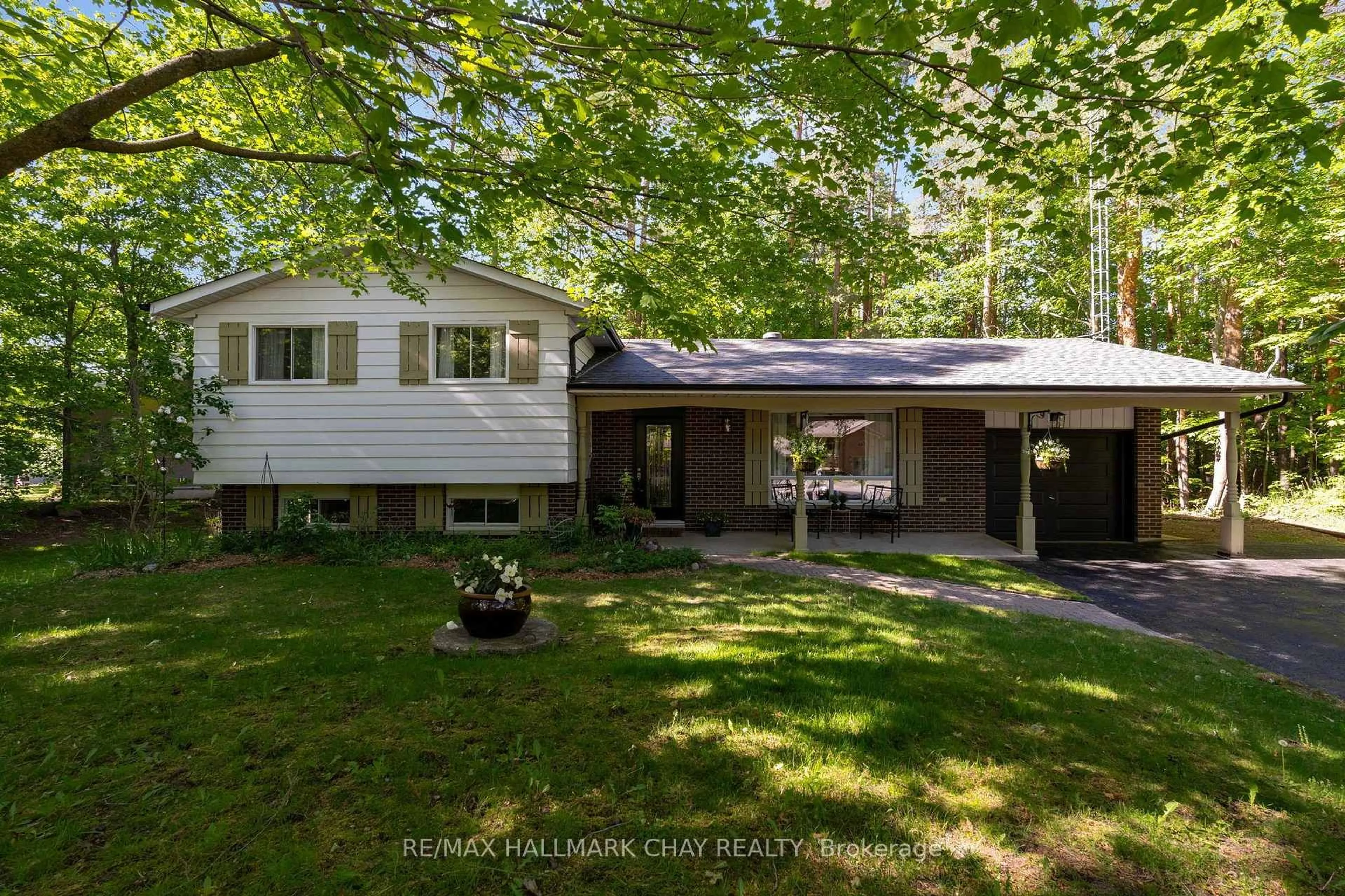A pic from outside/outdoor area/front of a property/back of a property/a pic from drone, forest/trees view for 3724 Whitecap Dr, Innisfil Ontario L9S 2L4