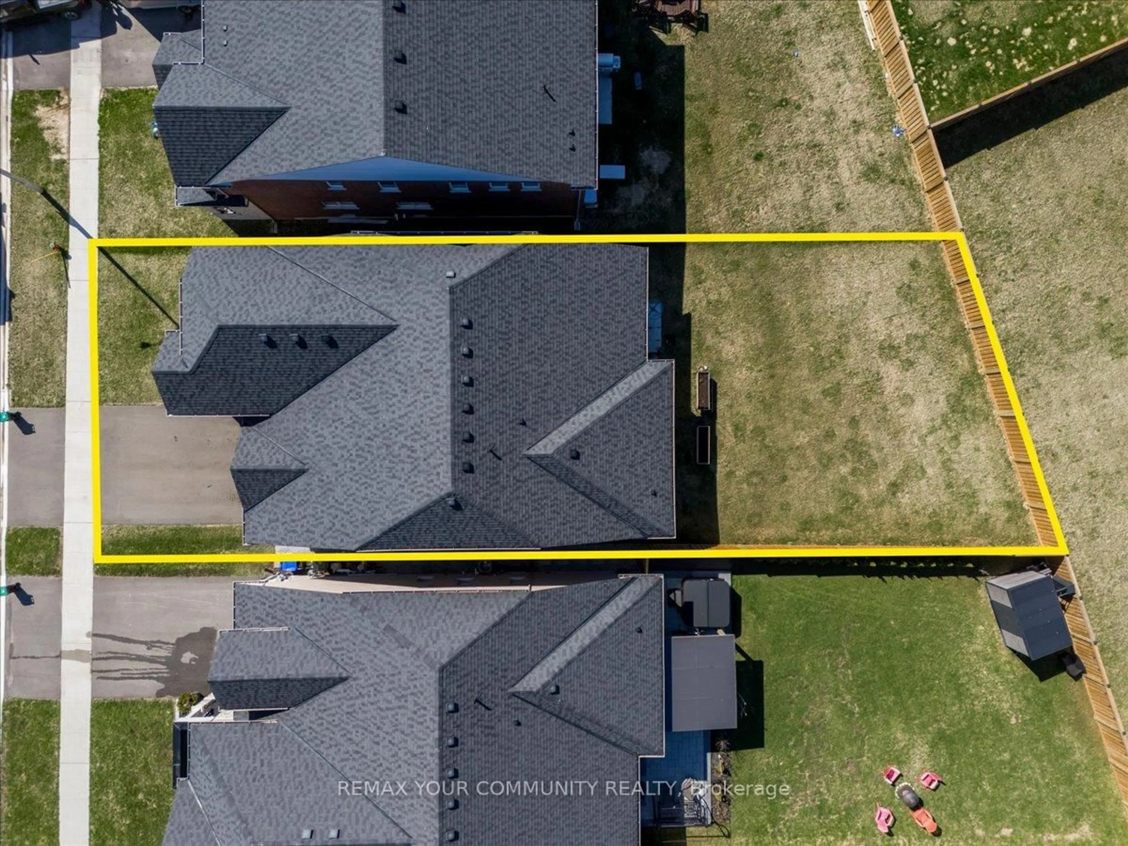 A pic from outside/outdoor area/front of a property/back of a property/a pic from drone, street for 1646 Webster Blvd, Innisfil Ontario L9S 0P7