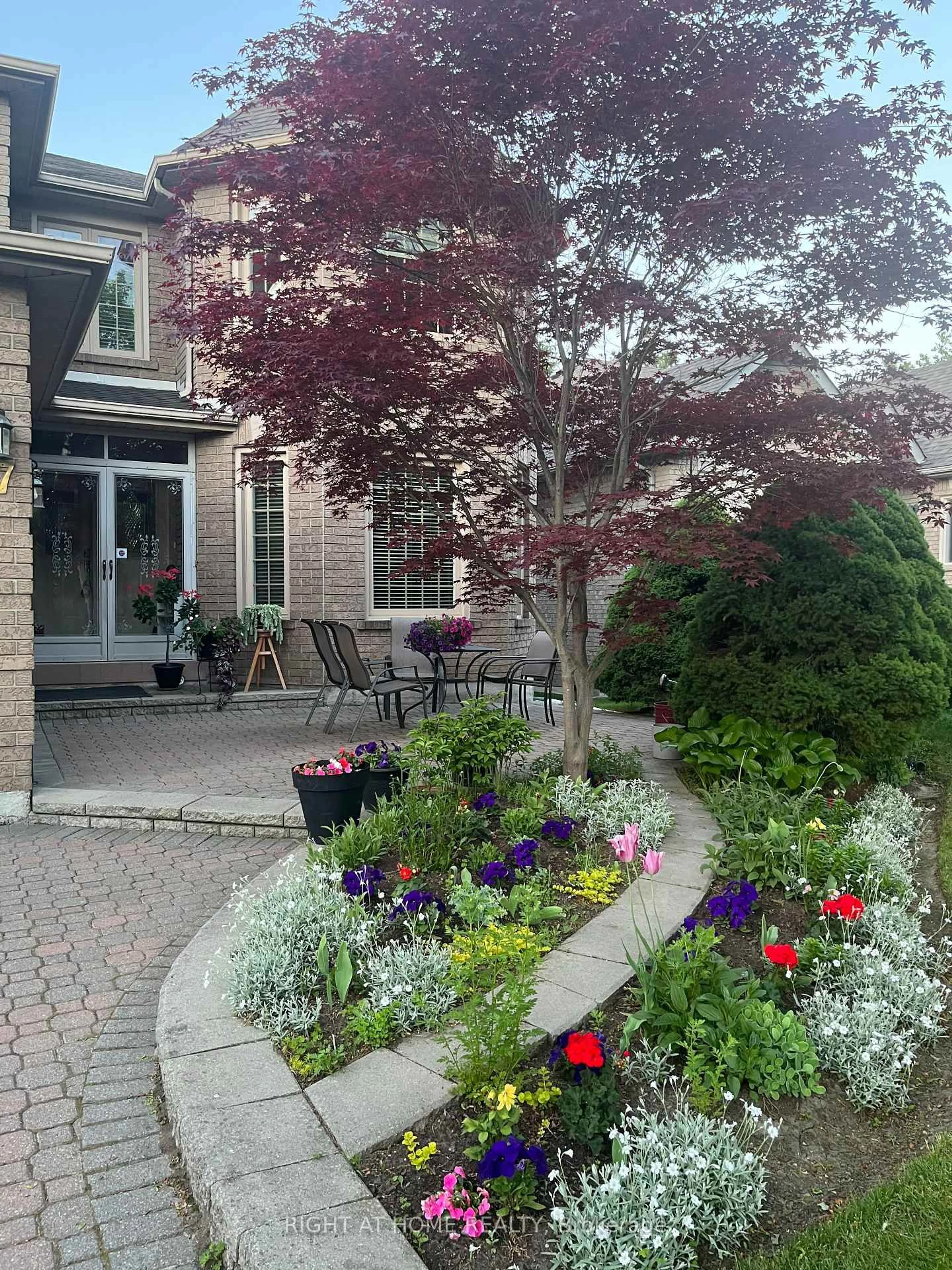 Patio, street for 27 Addison St, Richmond Hill Ontario L4C 9N1