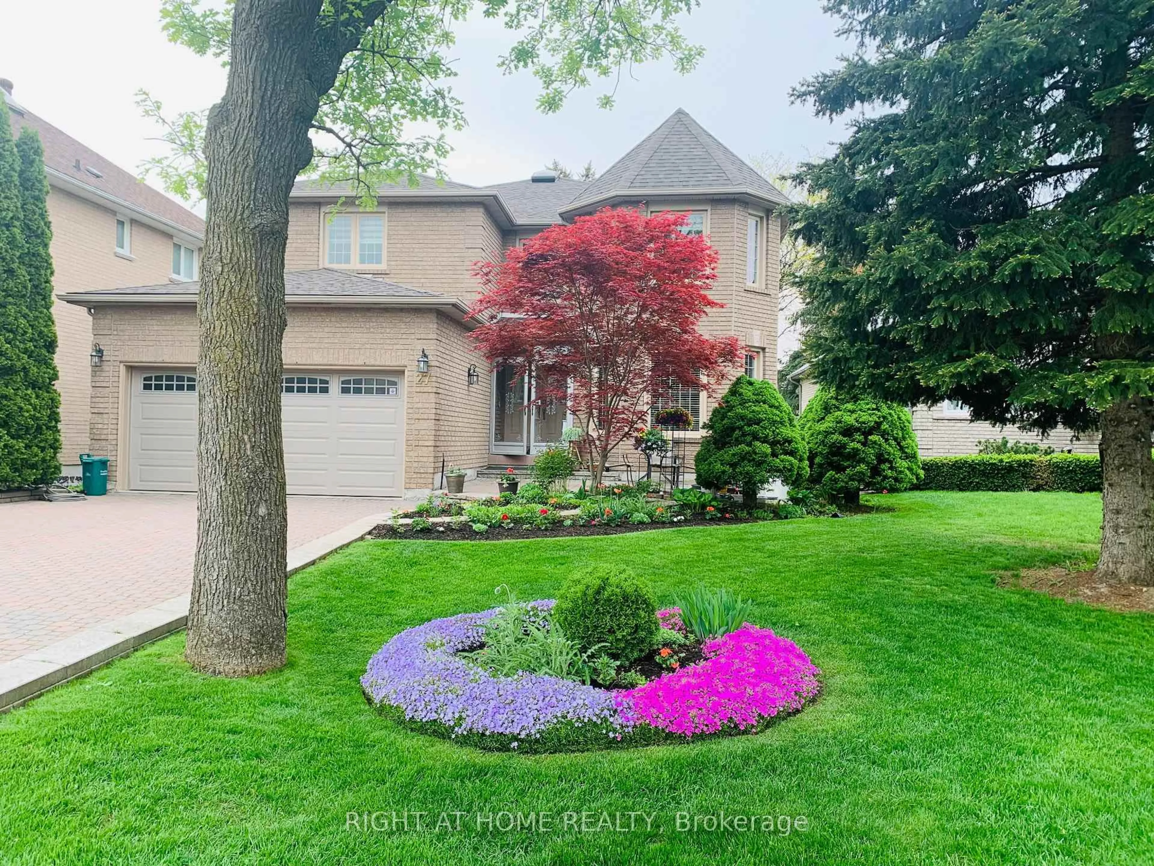 A pic from outside/outdoor area/front of a property/back of a property/a pic from drone, street for 27 Addison St, Richmond Hill Ontario L4C 9N1