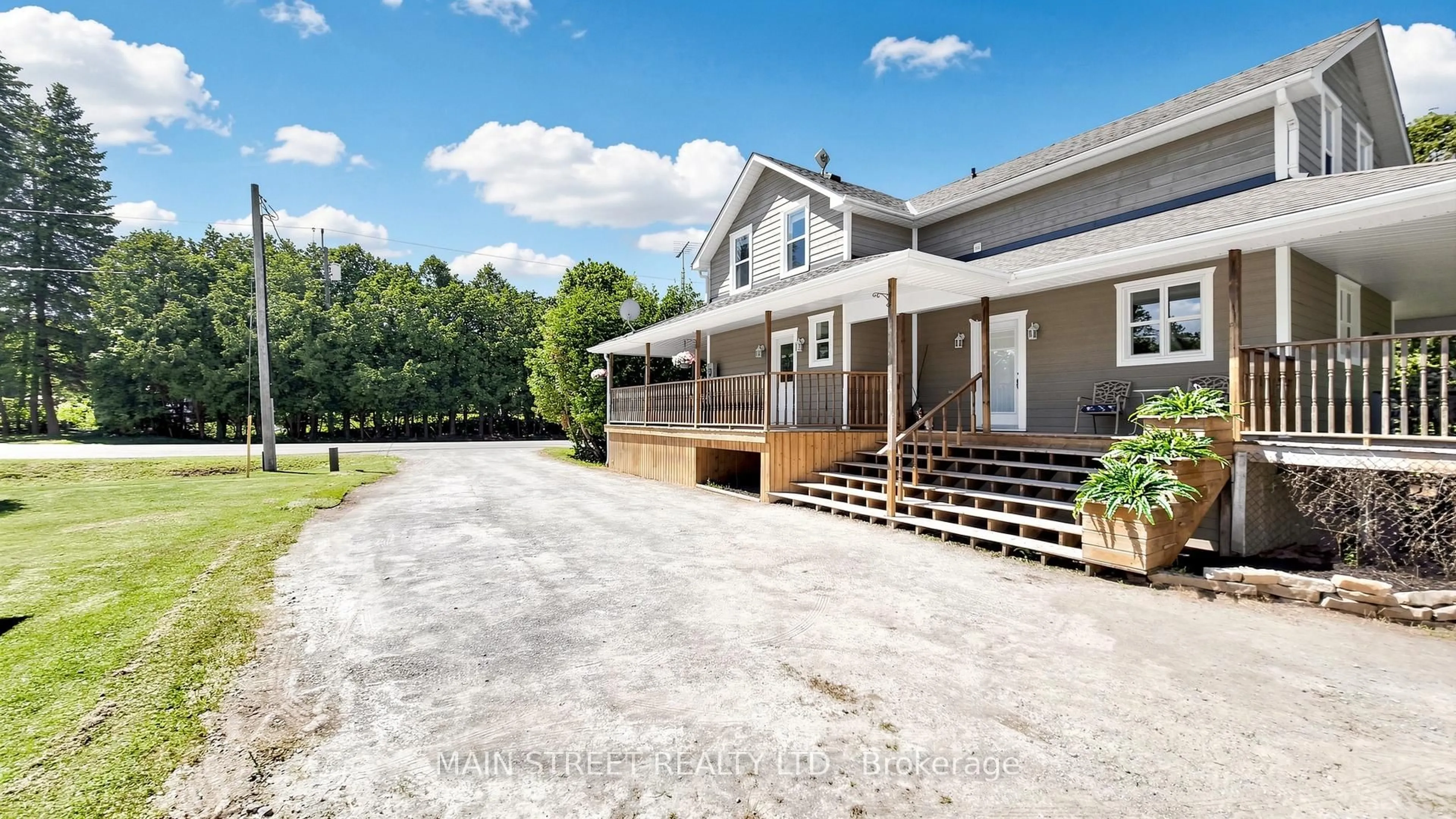 A pic from outside/outdoor area/front of a property/back of a property/a pic from drone, unknown for 10292 Ravenshoe Rd, Georgina Ontario L0C 1L0