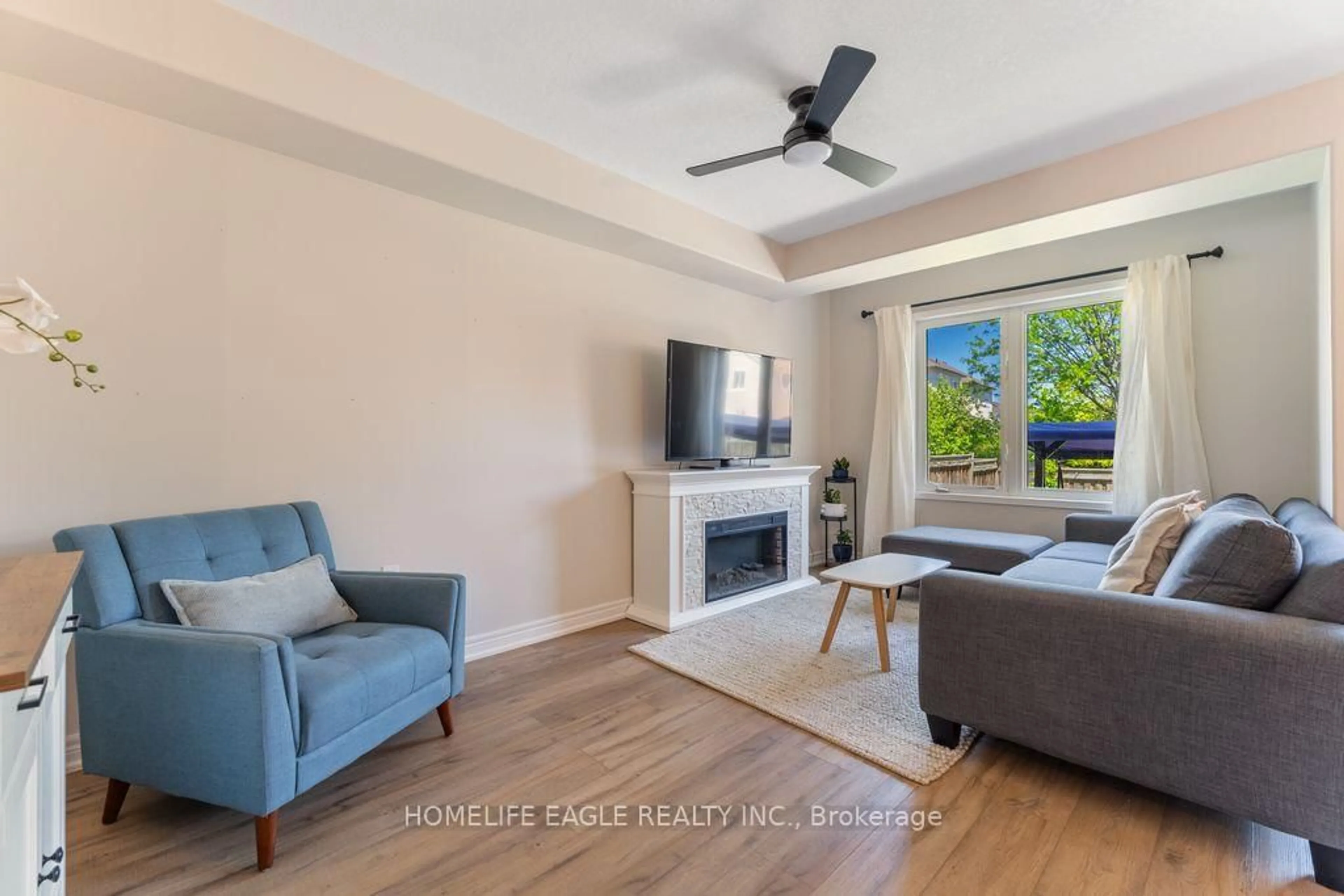 Living room with furniture, unknown for 1787 Lamstone St, Innisfil Ontario L9S 4Z9