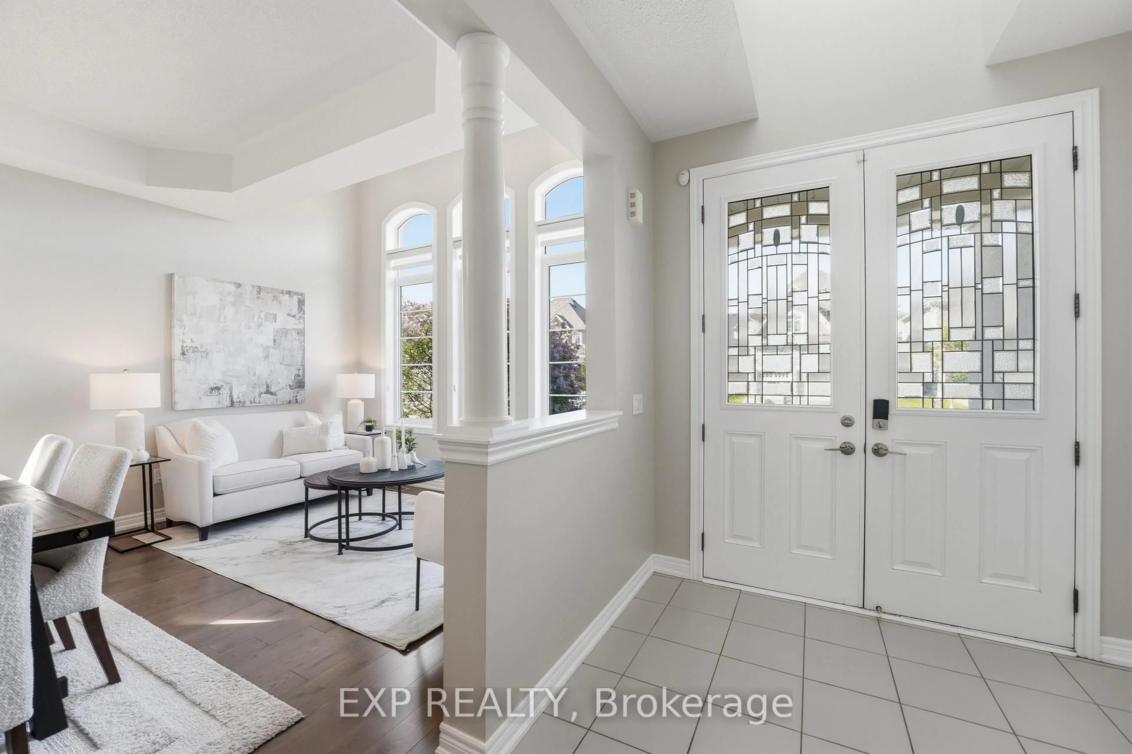 Indoor entryway for 25 Manor Forest Rd, East Gwillimbury Ontario L0G 1M0