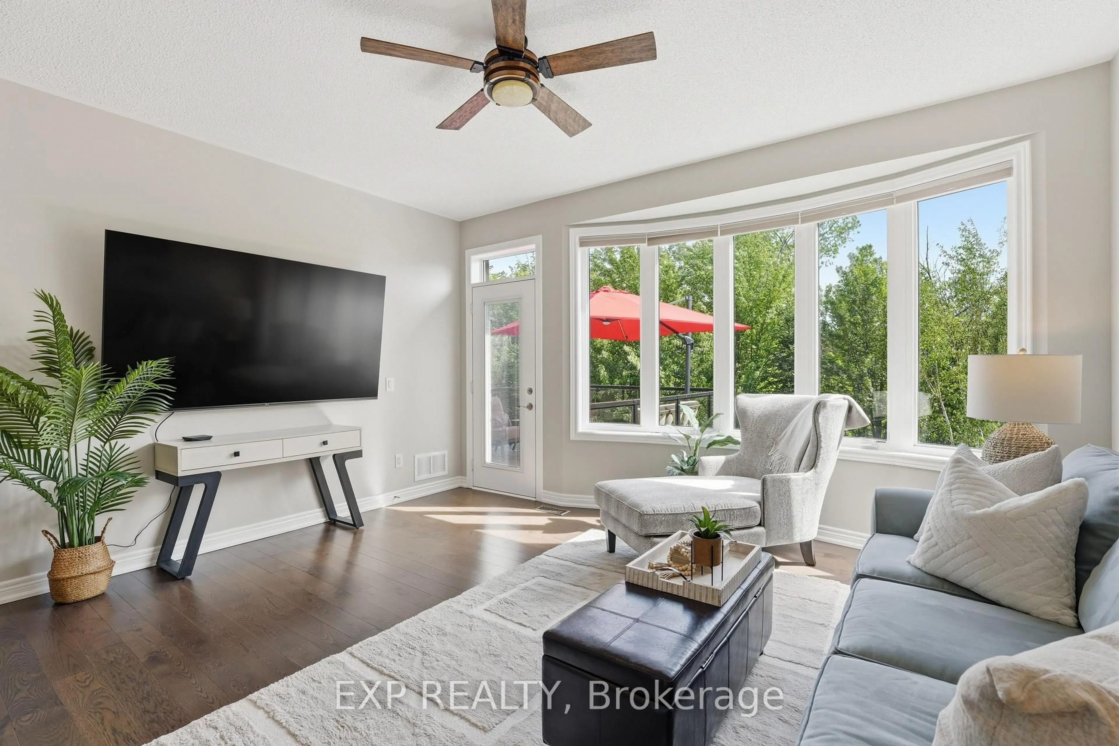 Living room with furniture, unknown for 25 Manor Forest Rd, East Gwillimbury Ontario L0G 1M0