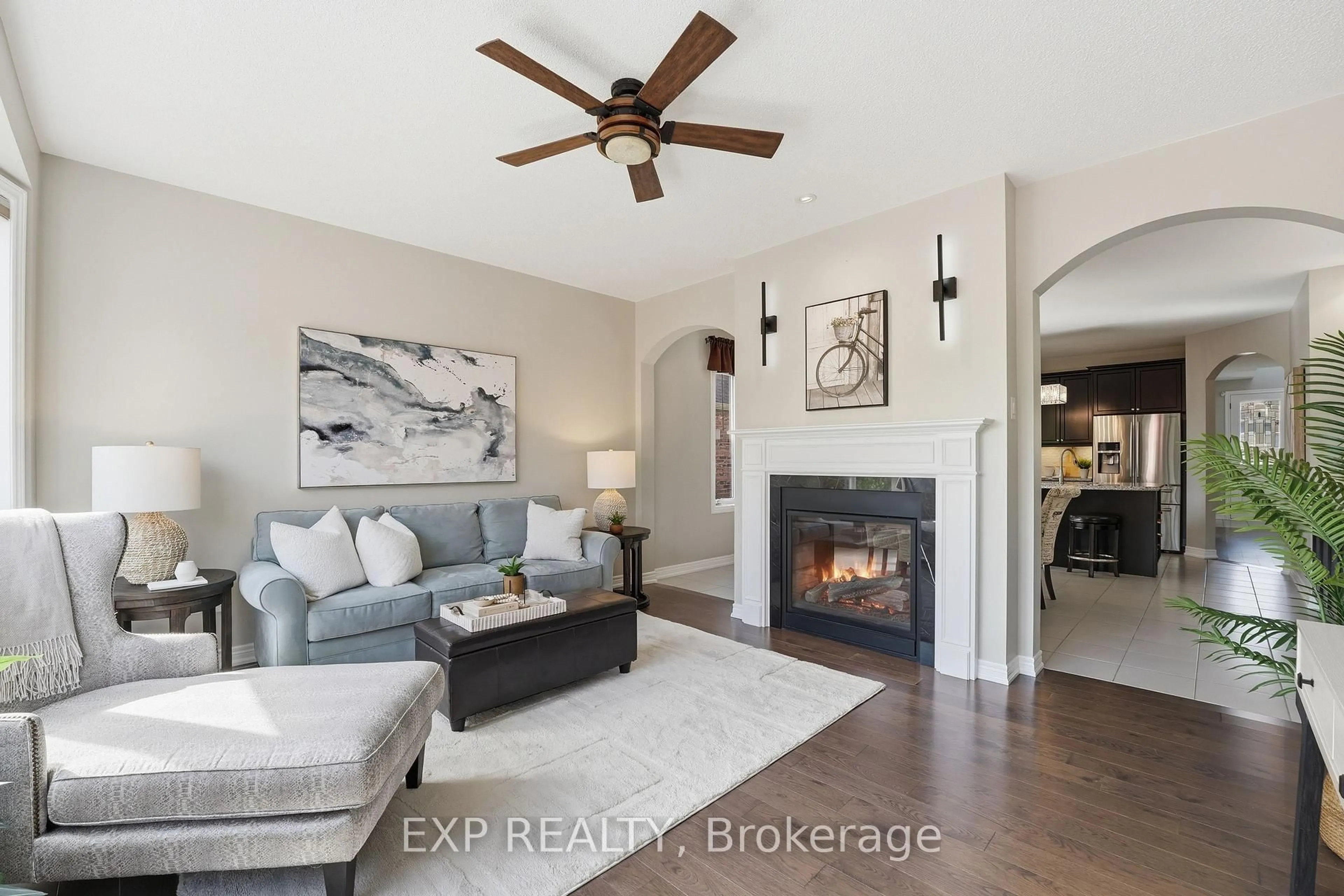 Living room with furniture, unknown for 25 Manor Forest Rd, East Gwillimbury Ontario L0G 1M0
