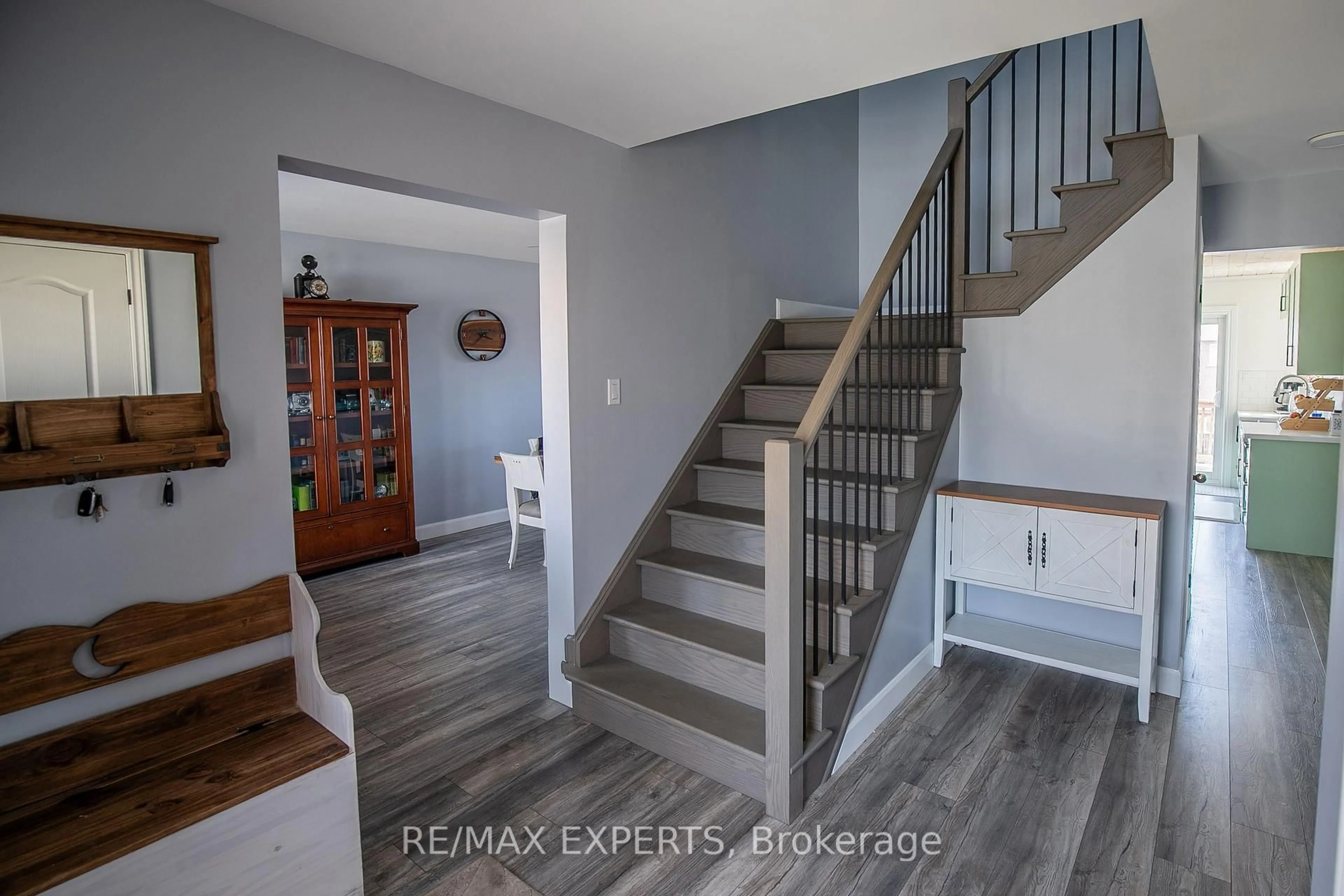 Indoor entryway for 213 Melbourne Dr, Bradford West Gwillimbury Ontario L3Z 2Y8