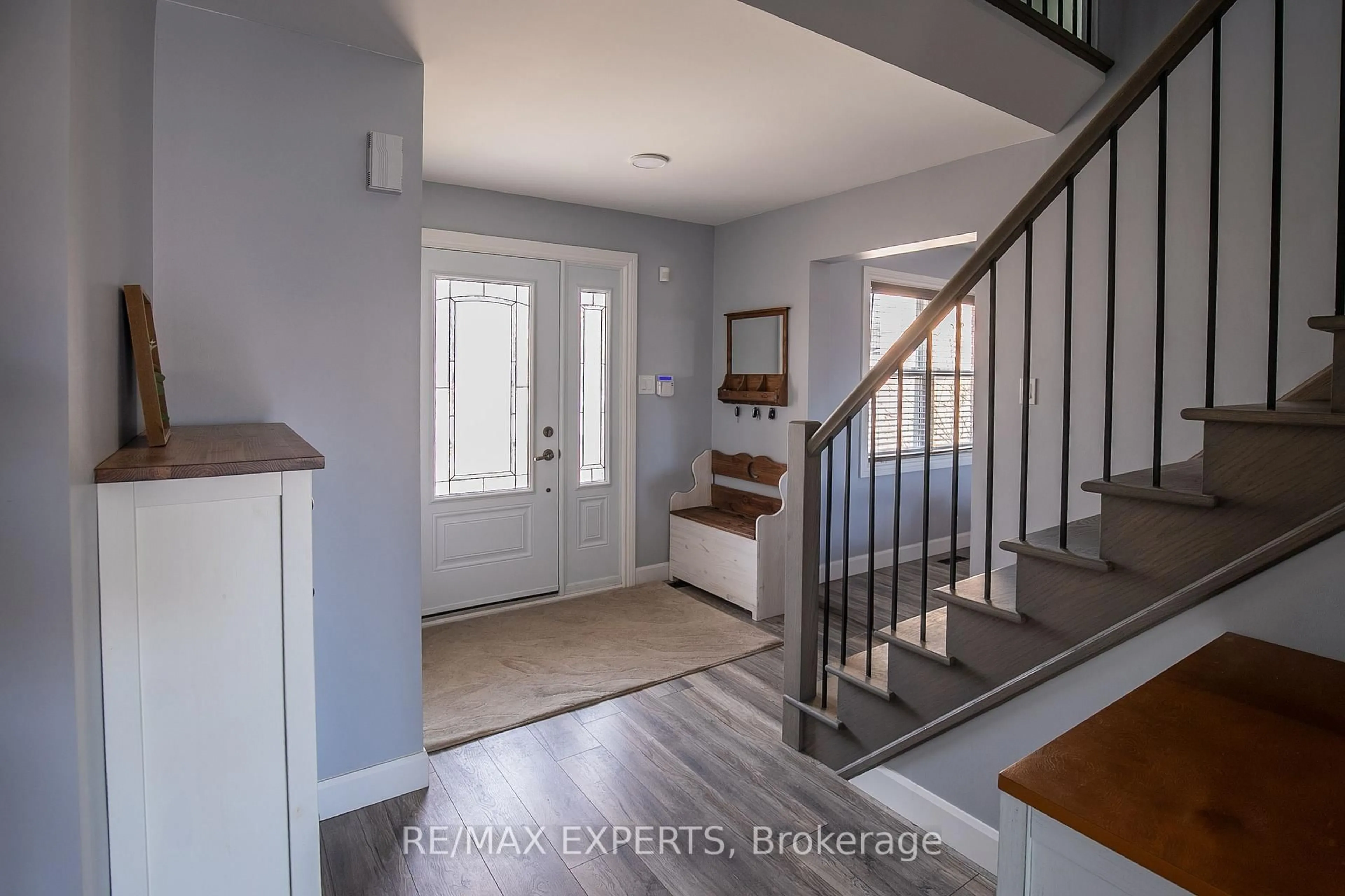 Indoor entryway for 213 Melbourne Dr, Bradford West Gwillimbury Ontario L3Z 2Y8