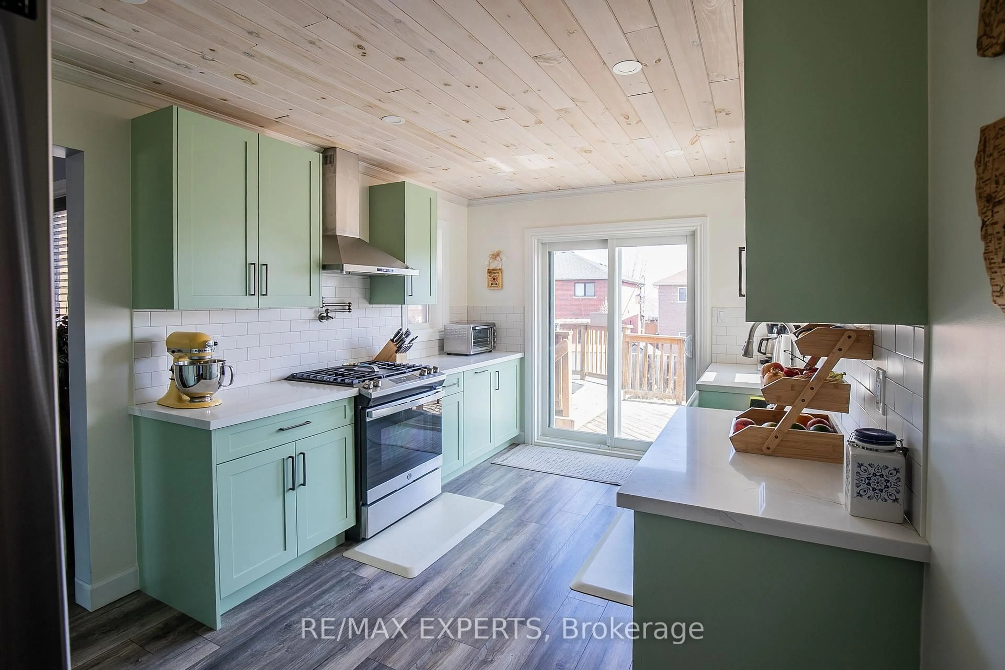 Open concept kitchen, wood/laminate floor for 213 Melbourne Dr, Bradford West Gwillimbury Ontario L3Z 2Y8
