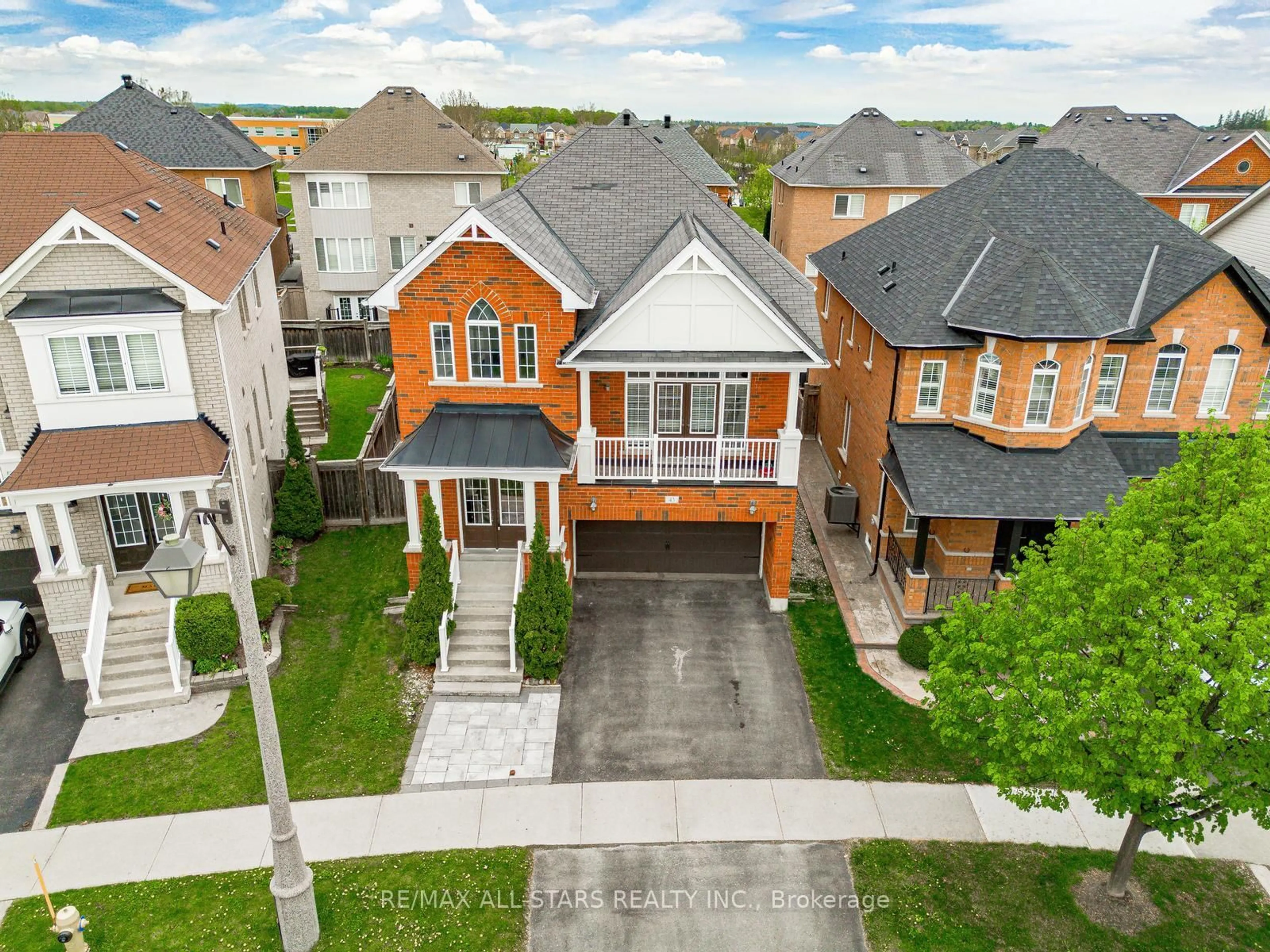 A pic from outside/outdoor area/front of a property/back of a property/a pic from drone, street for 43 Horsedreamer Lane, Whitchurch-Stouffville Ontario L4A 0G6