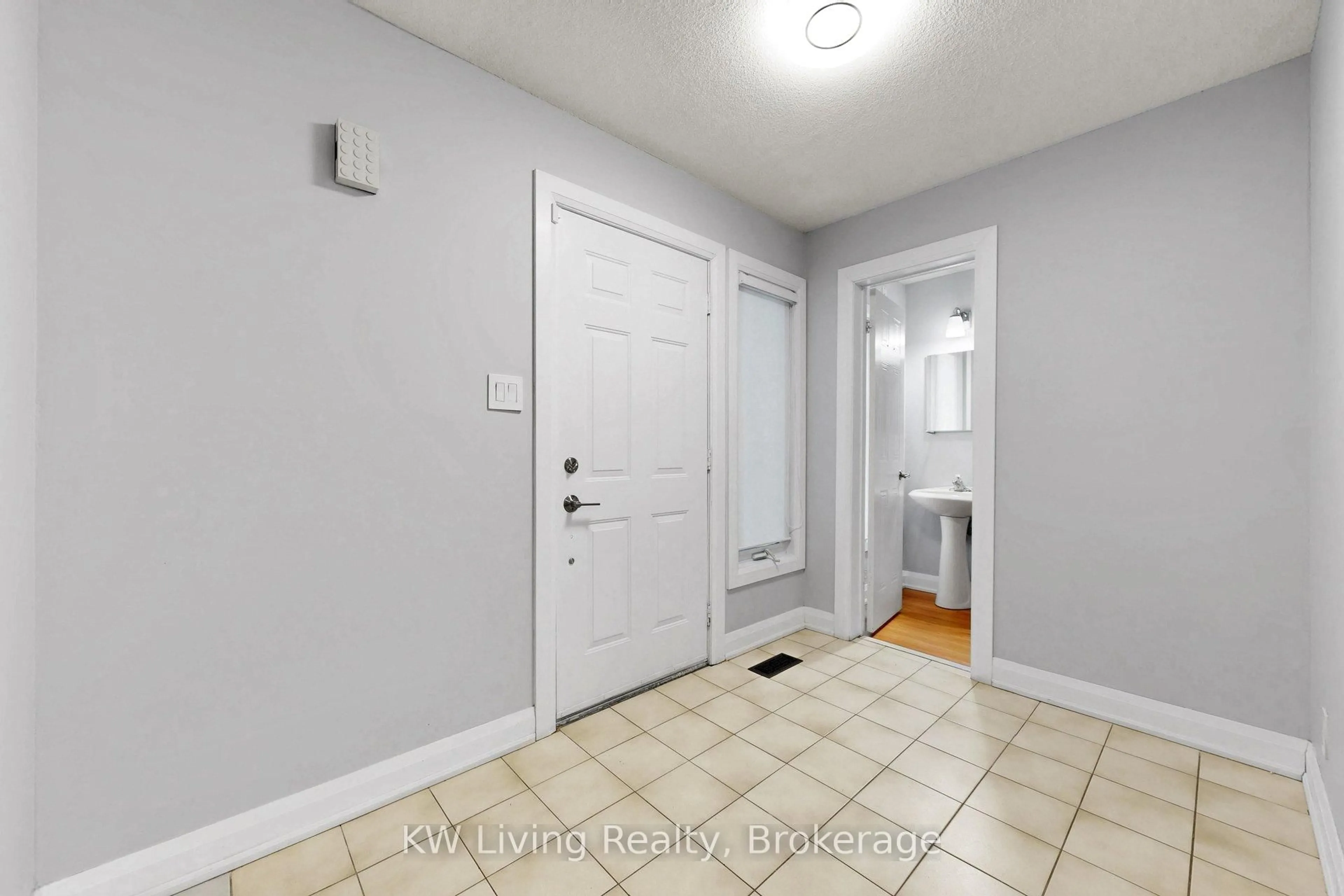 Indoor entryway for 37 Magani Ave, Bradford West Gwillimbury Ontario L3Z 2S5