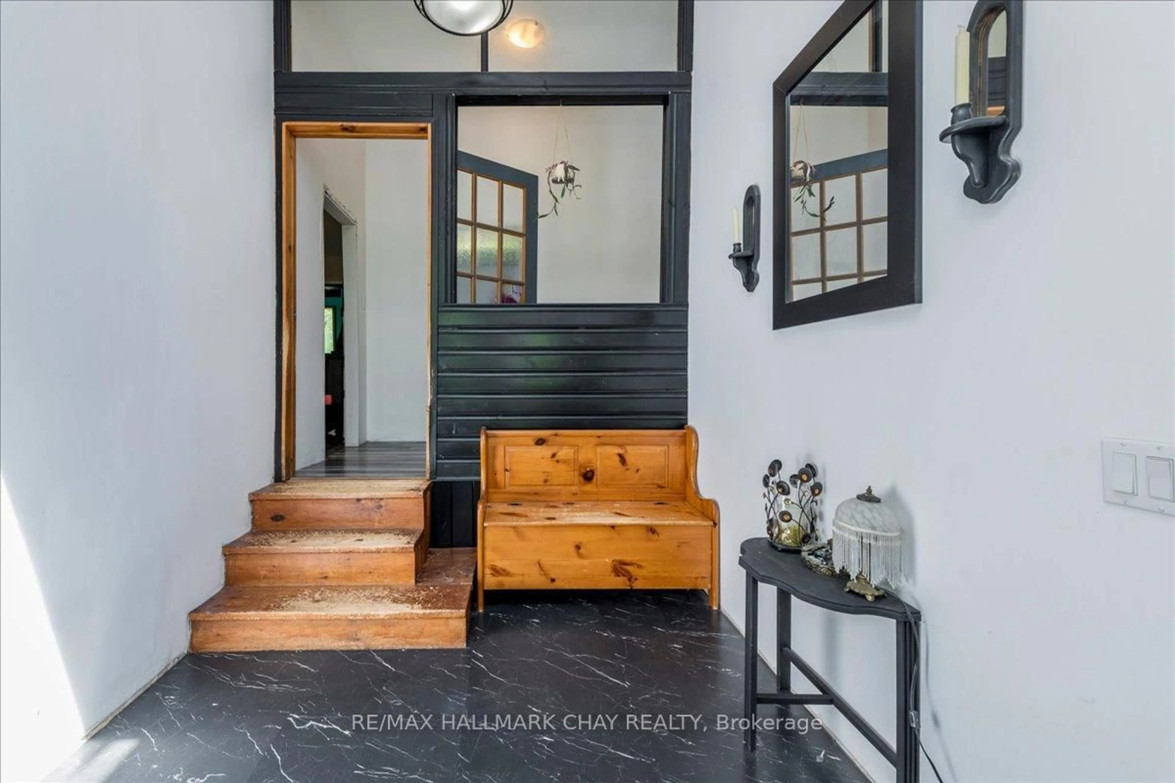 Indoor entryway for 1805 ST JOHN'S Rd, Innisfil Ontario L9S 1T4