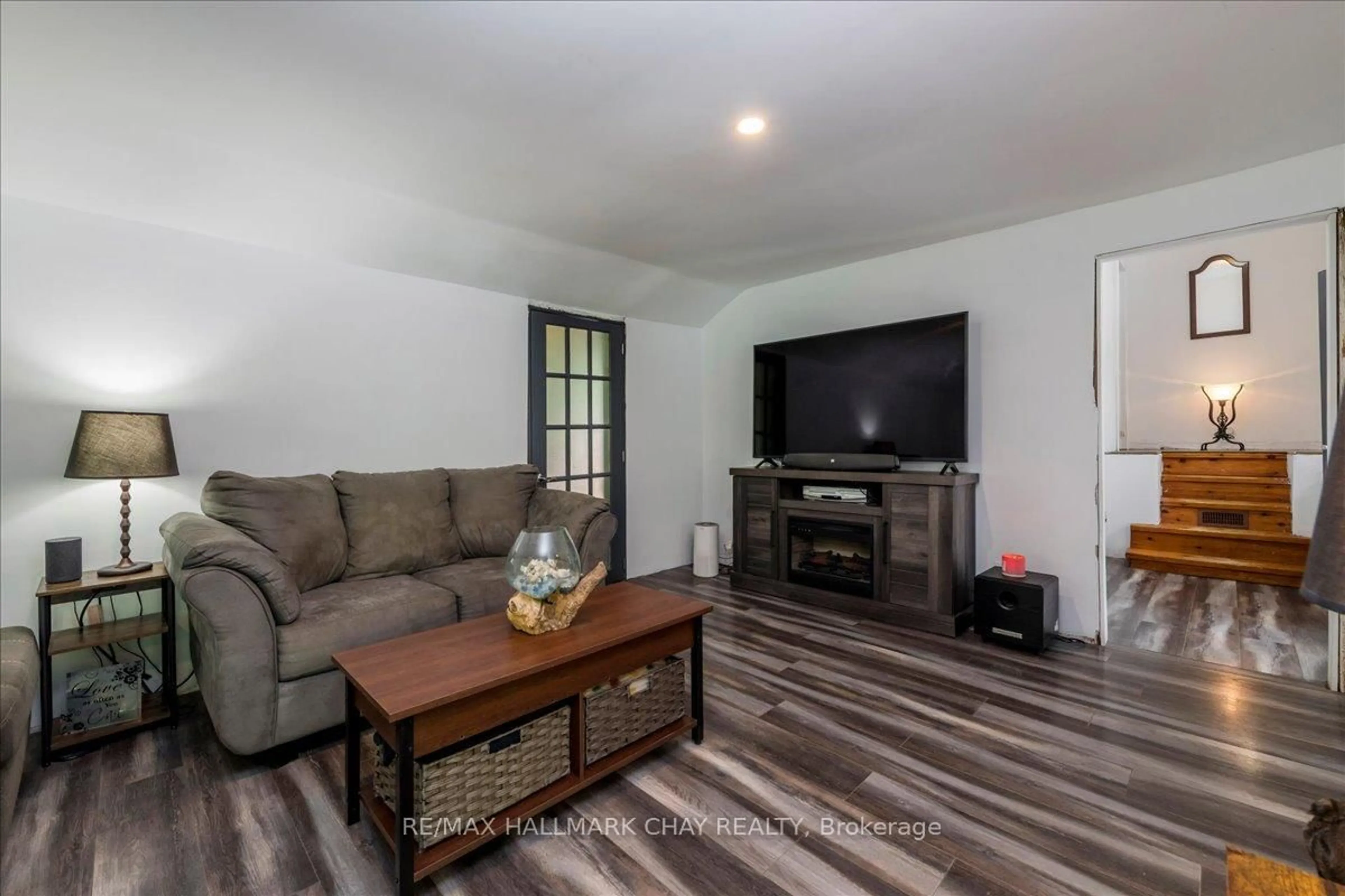 Living room with furniture, wood/laminate floor for 1805 ST JOHN'S Rd, Innisfil Ontario L9S 1T4