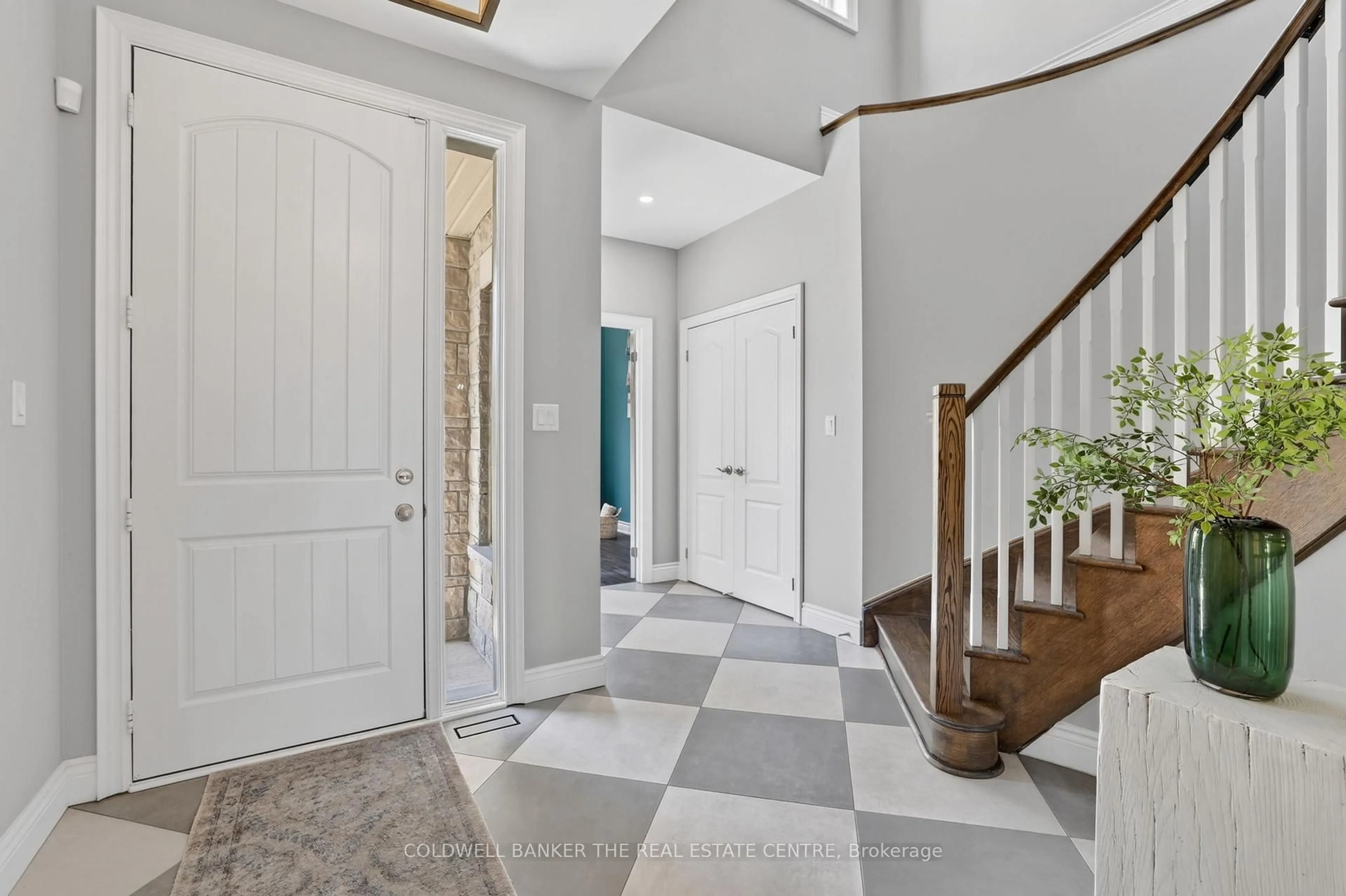 Indoor entryway for 721 Dillman Ave, Newmarket Ontario L3X 0J8