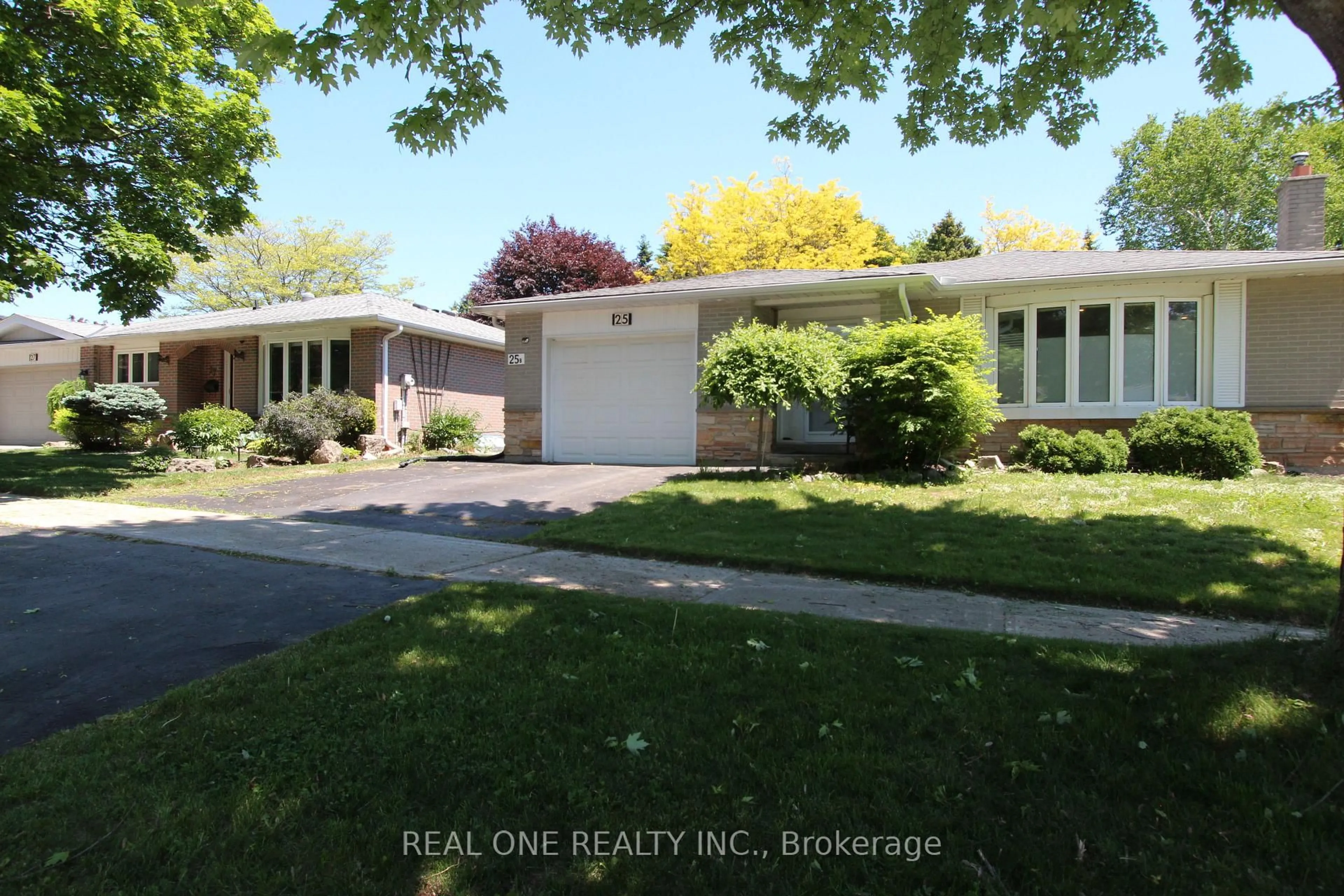 A pic from outside/outdoor area/front of a property/back of a property/a pic from drone, street for 25 Bigwin Dr, Aurora Ontario L4G 3C4