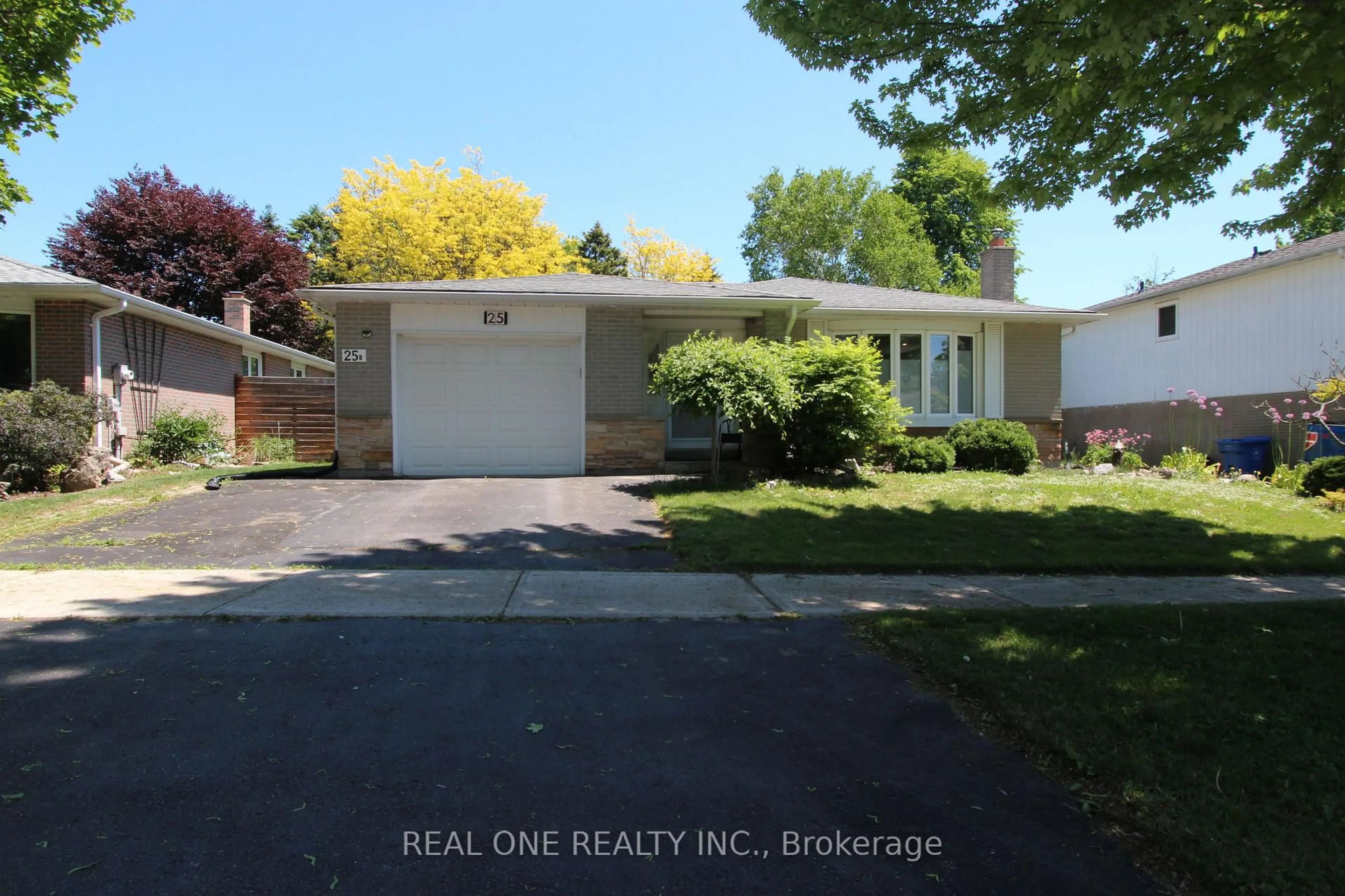 A pic from outside/outdoor area/front of a property/back of a property/a pic from drone, street for 25 Bigwin Dr, Aurora Ontario L4G 3C4