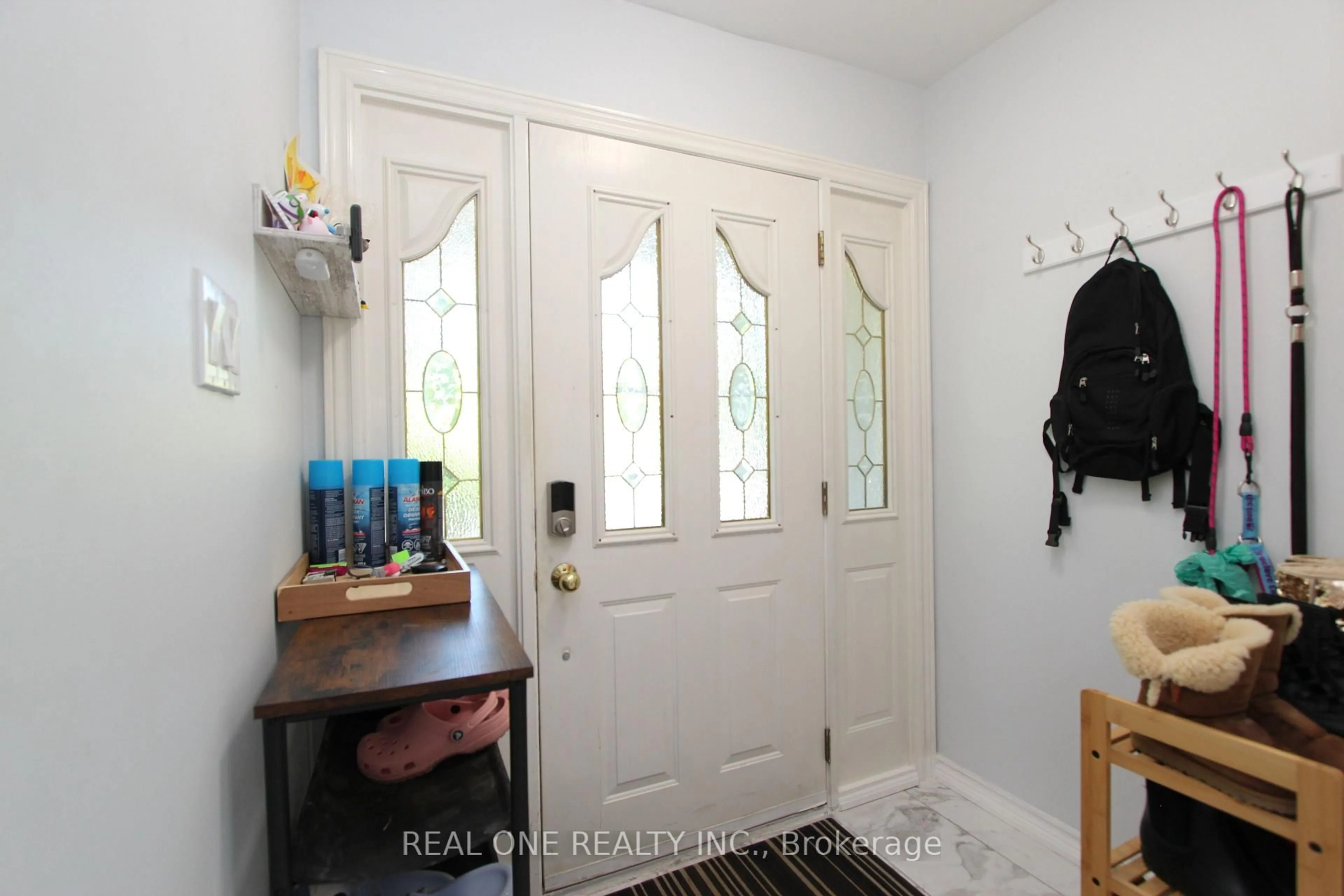 Indoor entryway for 25 Bigwin Dr, Aurora Ontario L4G 3C4