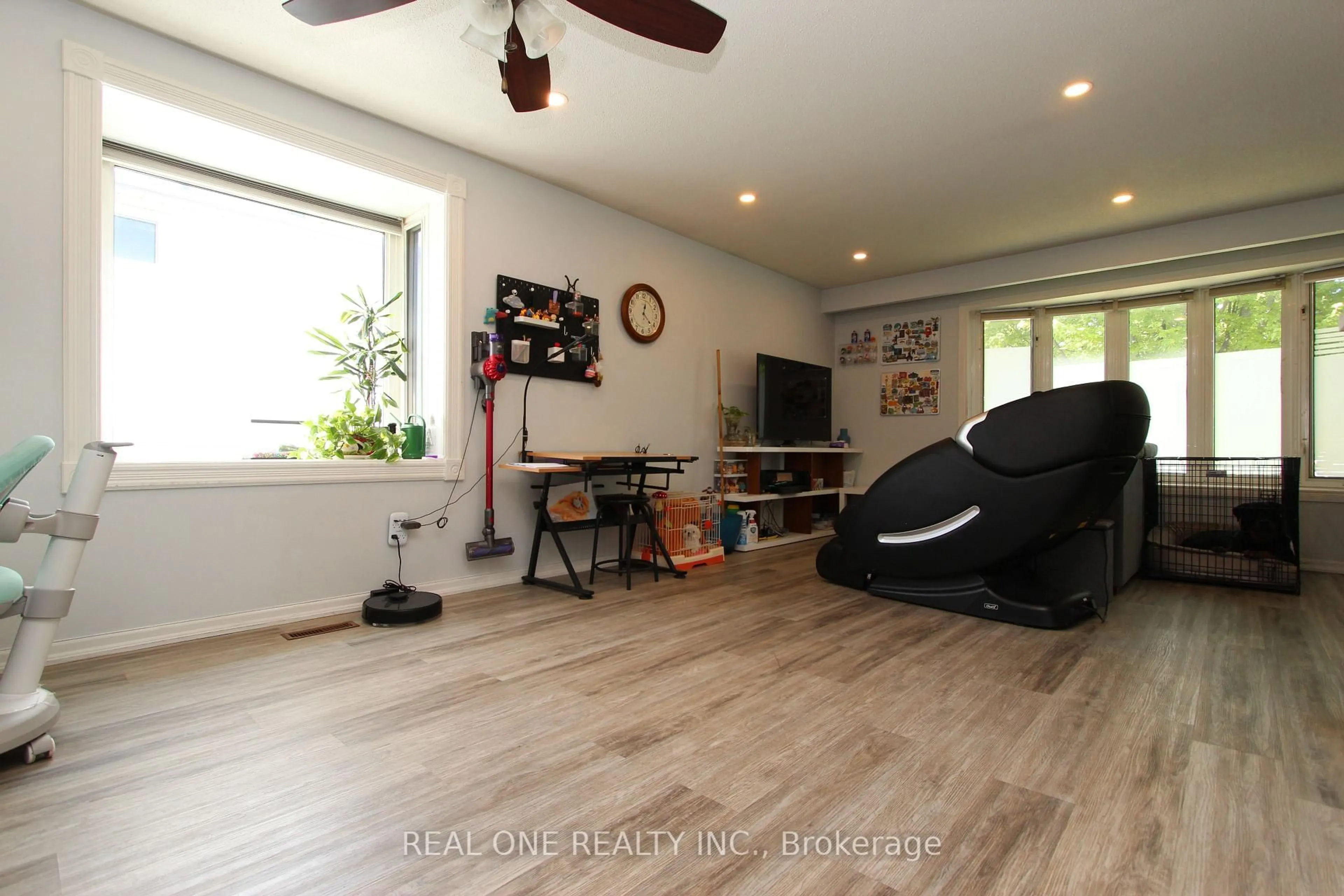 Living room with furniture, wood/laminate floor for 25 Bigwin Dr, Aurora Ontario L4G 3C4