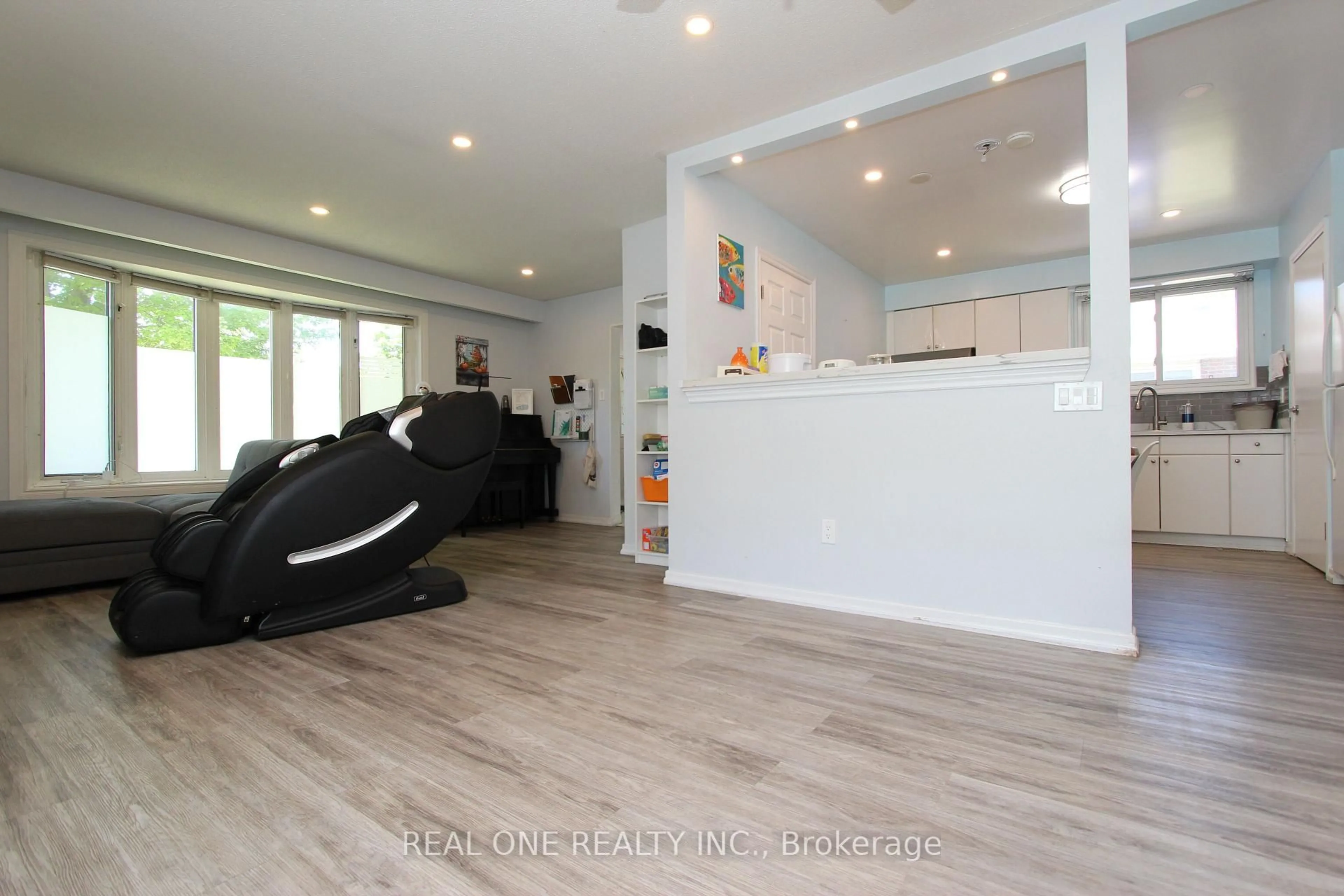 Unknown for 25 Bigwin Dr, Aurora Ontario L4G 3C4
