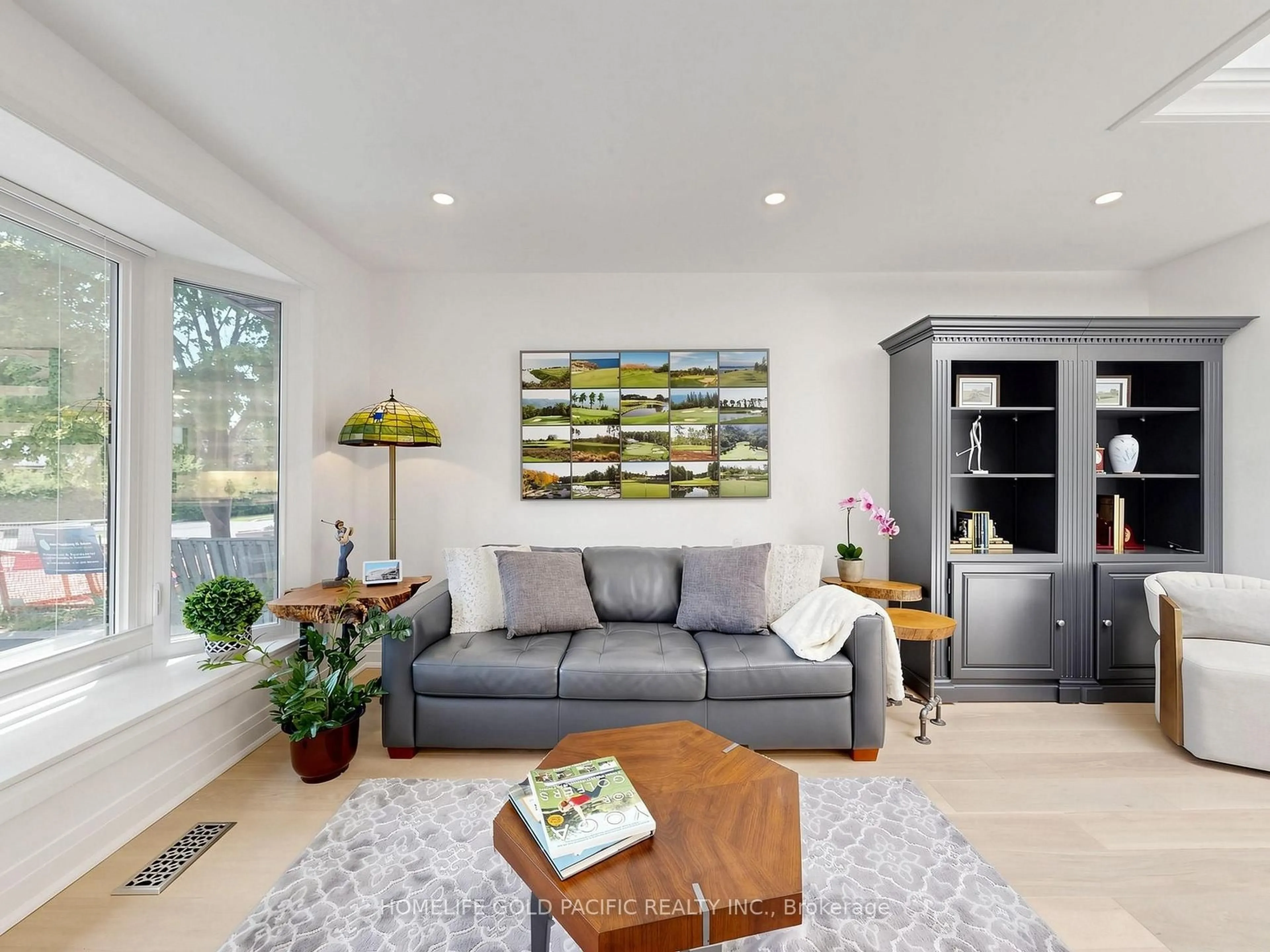 Living room with furniture, unknown for 337 Palmer Ave, Richmond Hill Ontario L4C 1P5