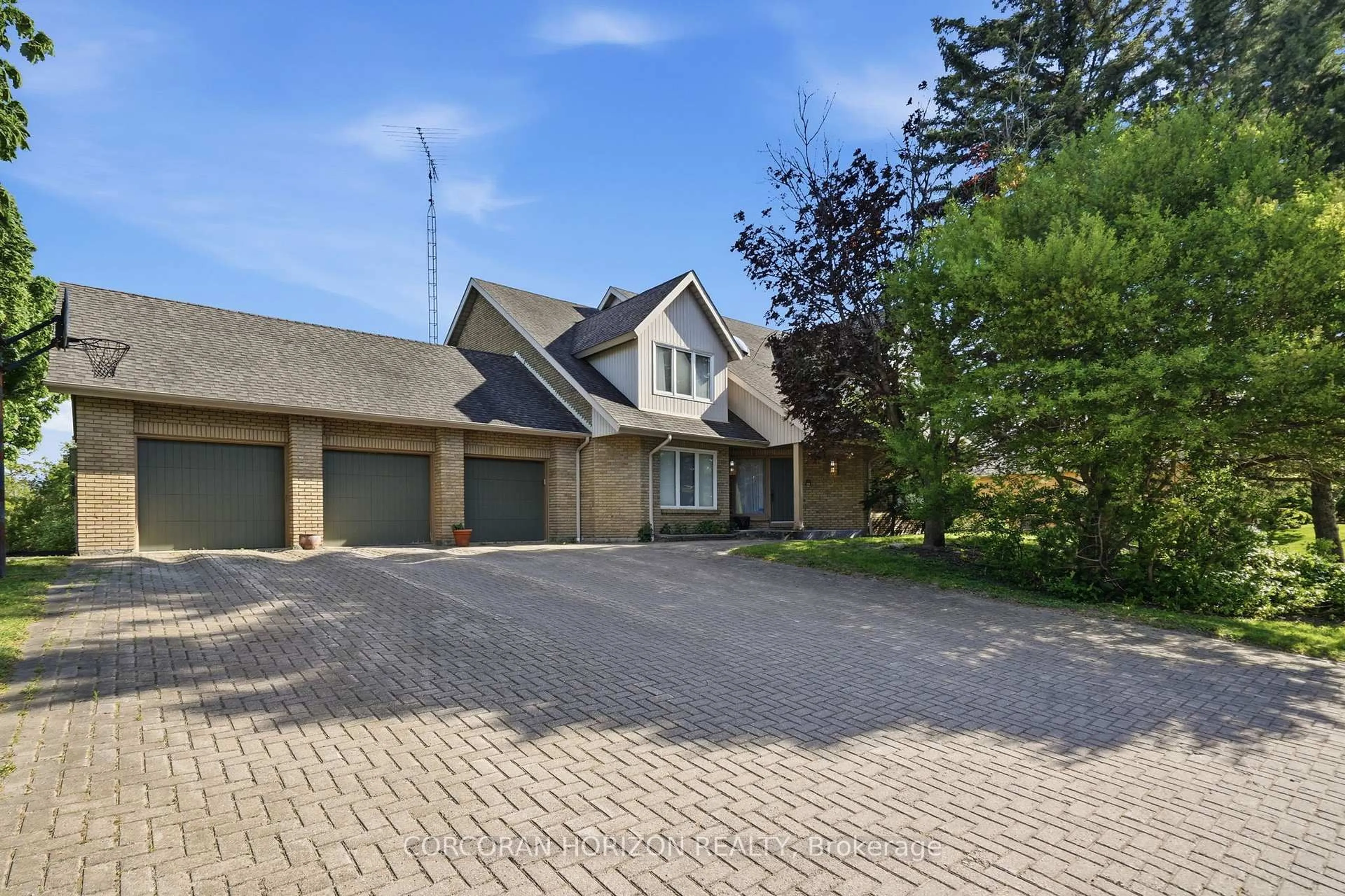 A pic from outside/outdoor area/front of a property/back of a property/a pic from drone, street for 18 Curtis Cres, King Ontario L7B 1C3