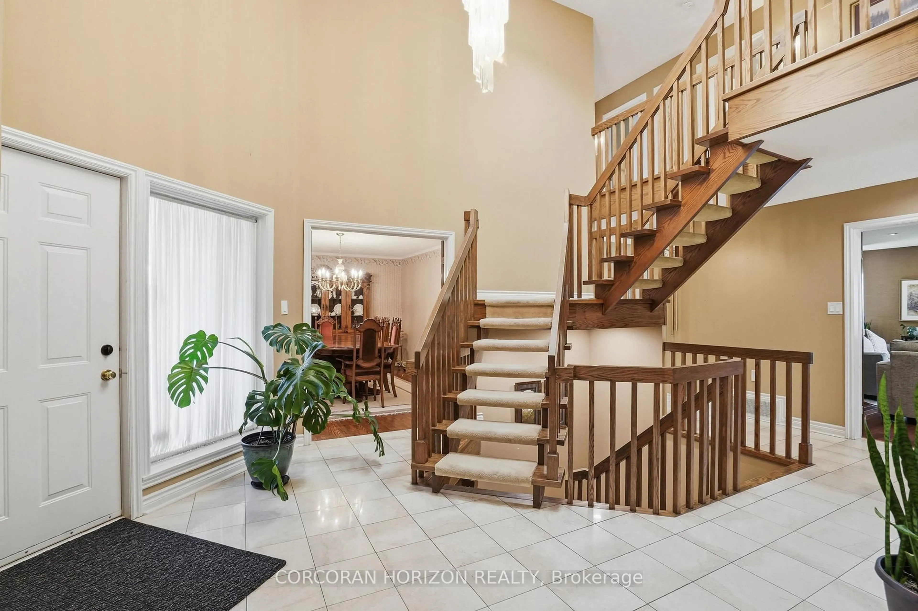 Indoor foyer for 18 Curtis Cres, King Ontario L7B 1C3