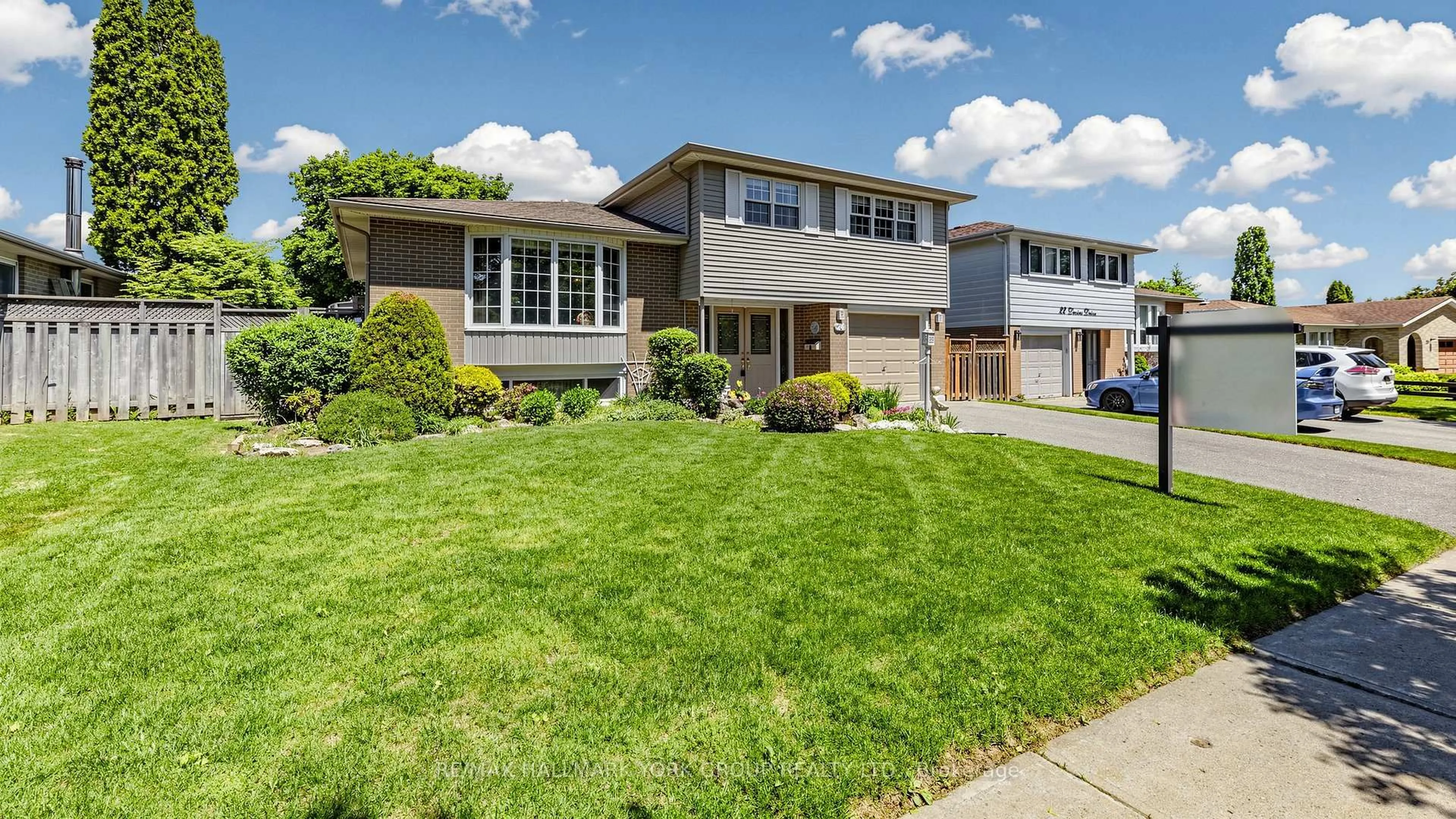 Home with vinyl exterior material, street for 24 Devins Dr, Aurora Ontario L4G 2Z1